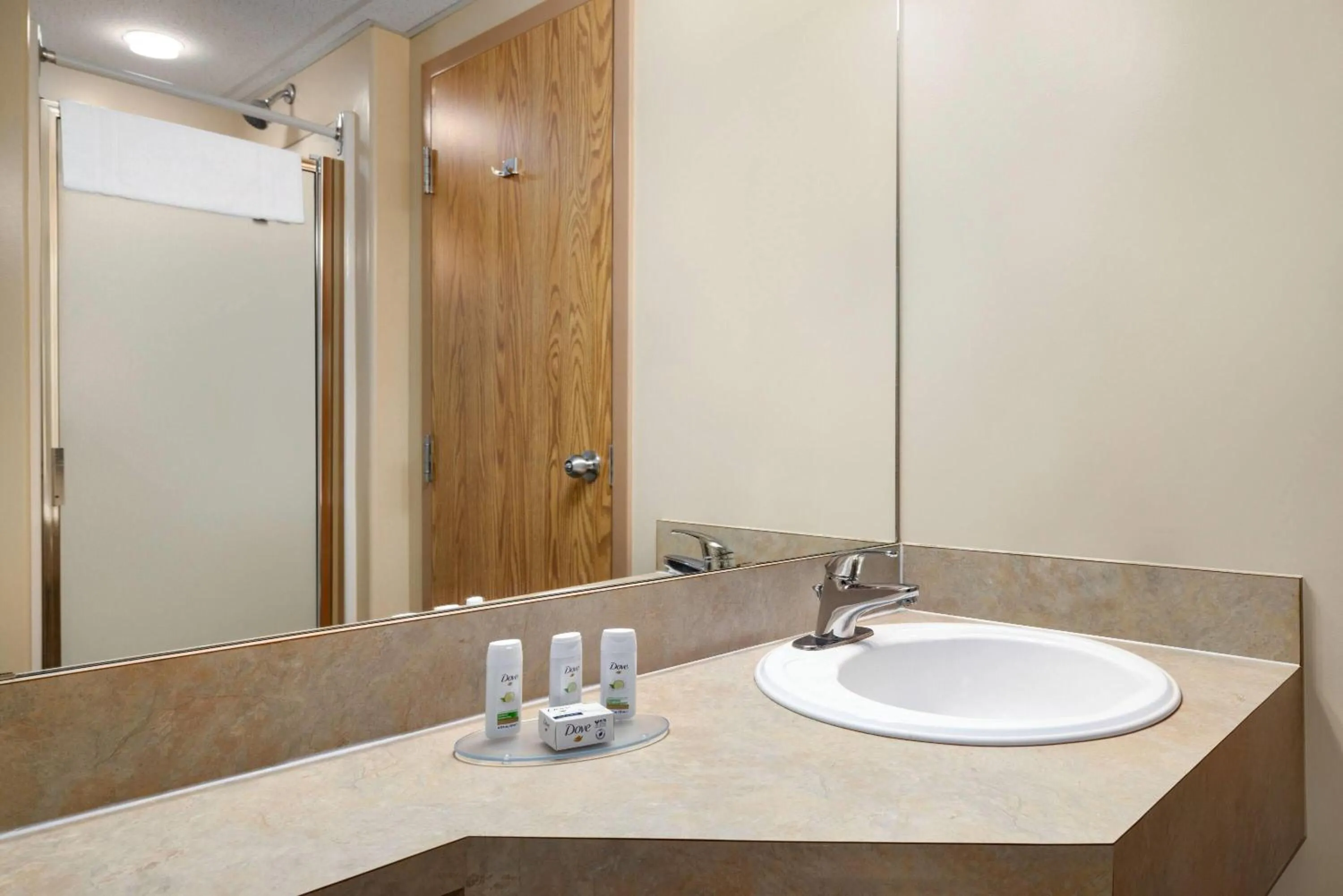 Bathroom in Super 8 by Wyndham Swan River MB