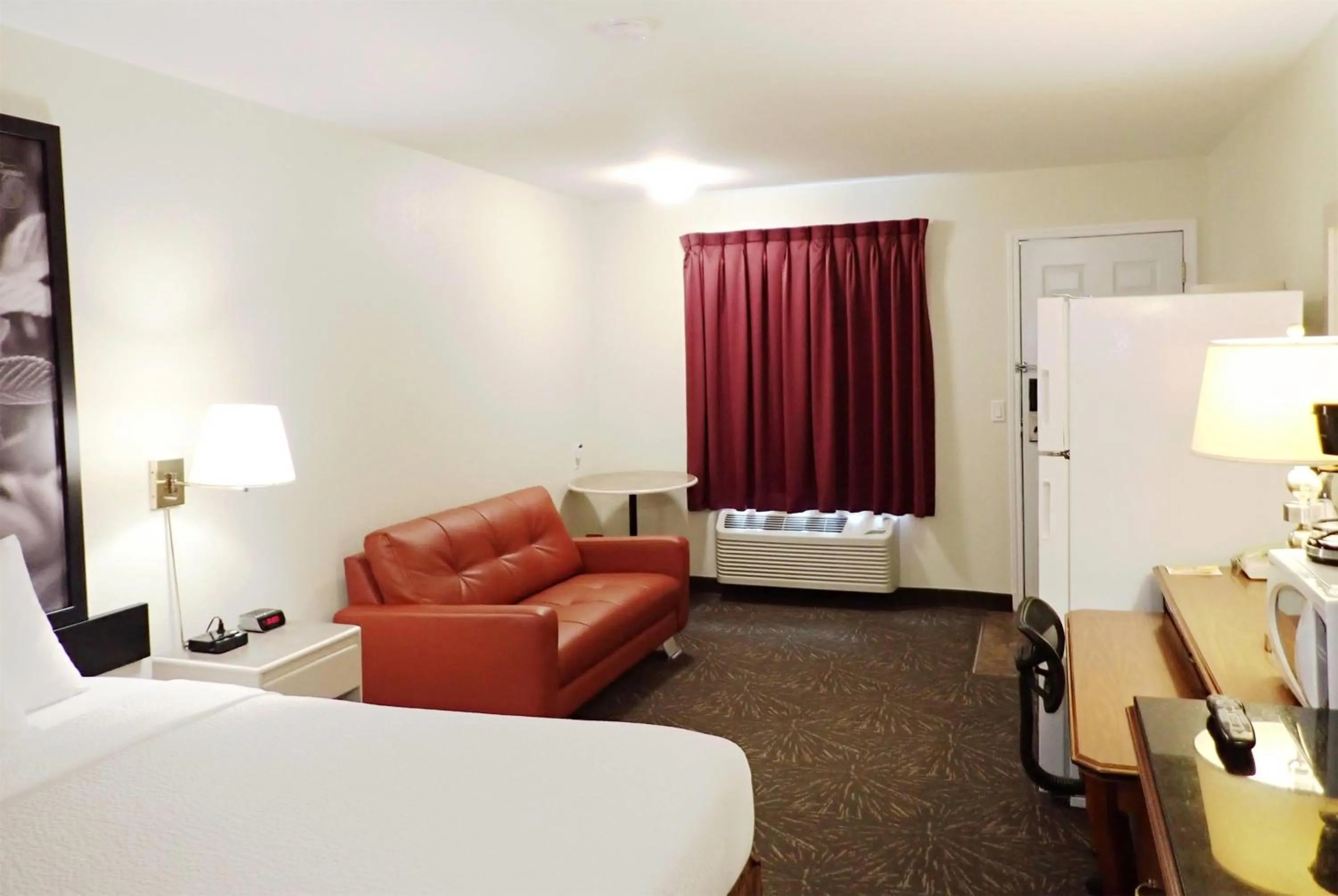 Photo of the whole room, Bed in Days Inn by Wyndham Taber