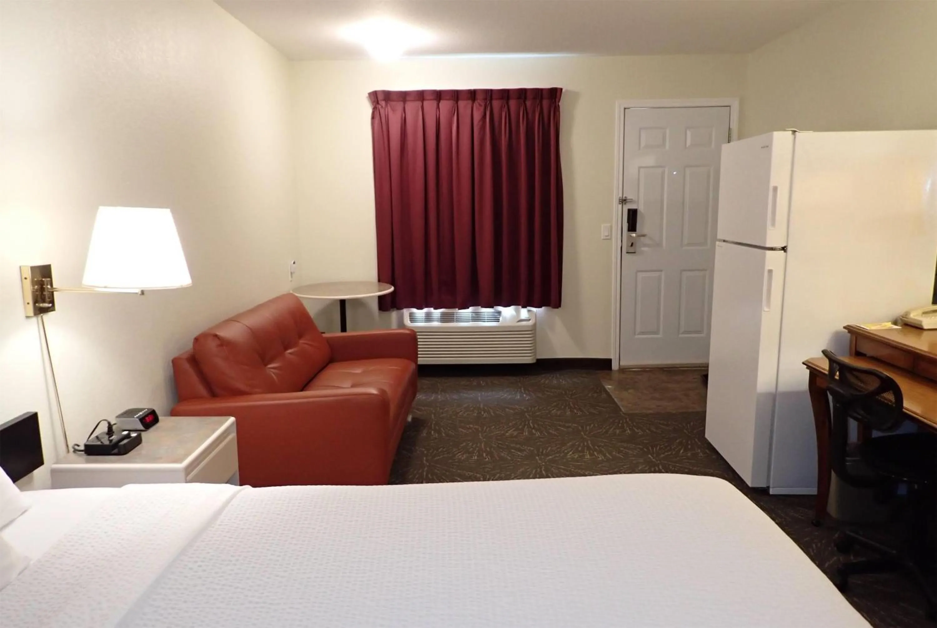 Photo of the whole room, Bed in Days Inn by Wyndham Taber