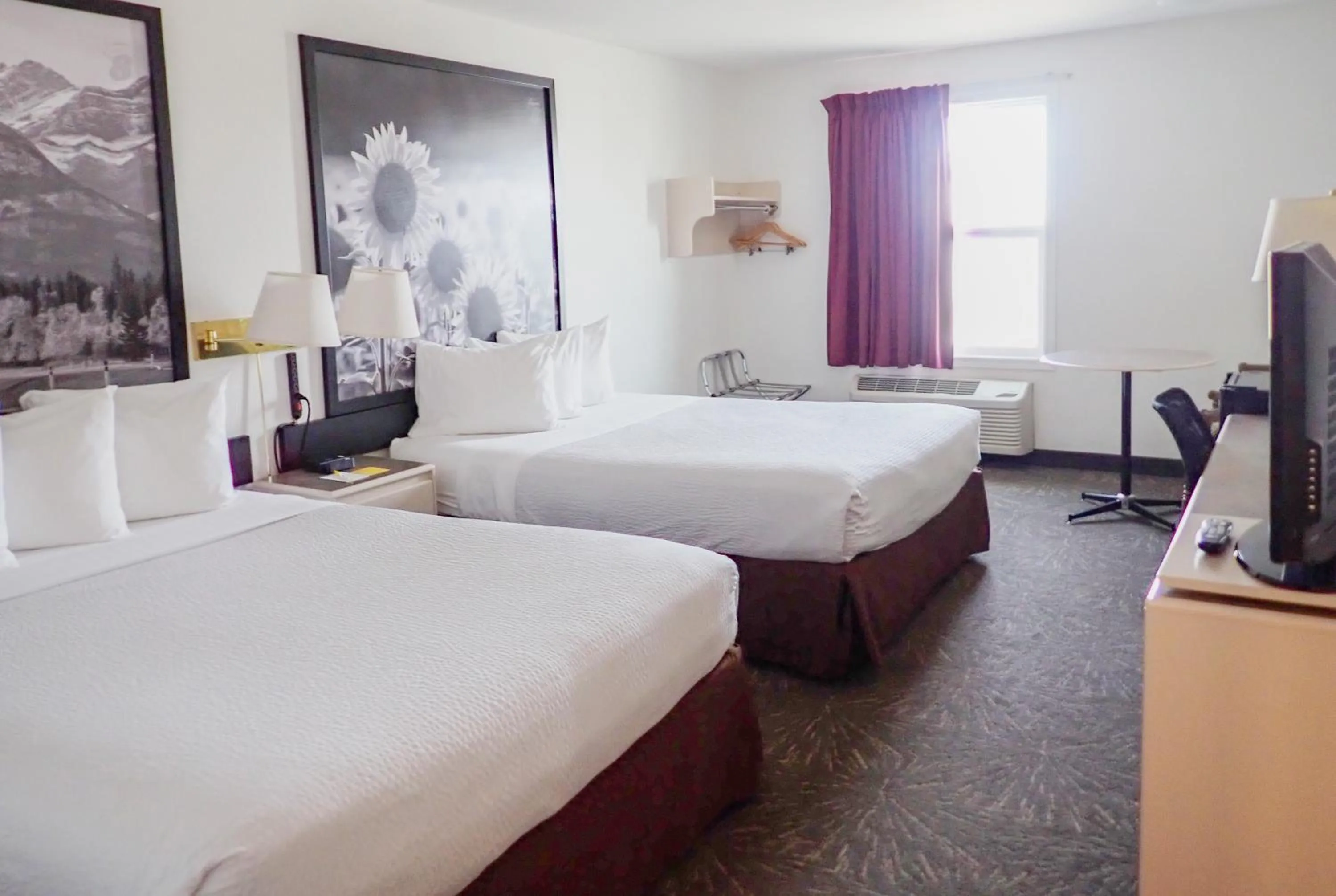 Photo of the whole room, Bed in Super 8 by Wyndham Taber AB