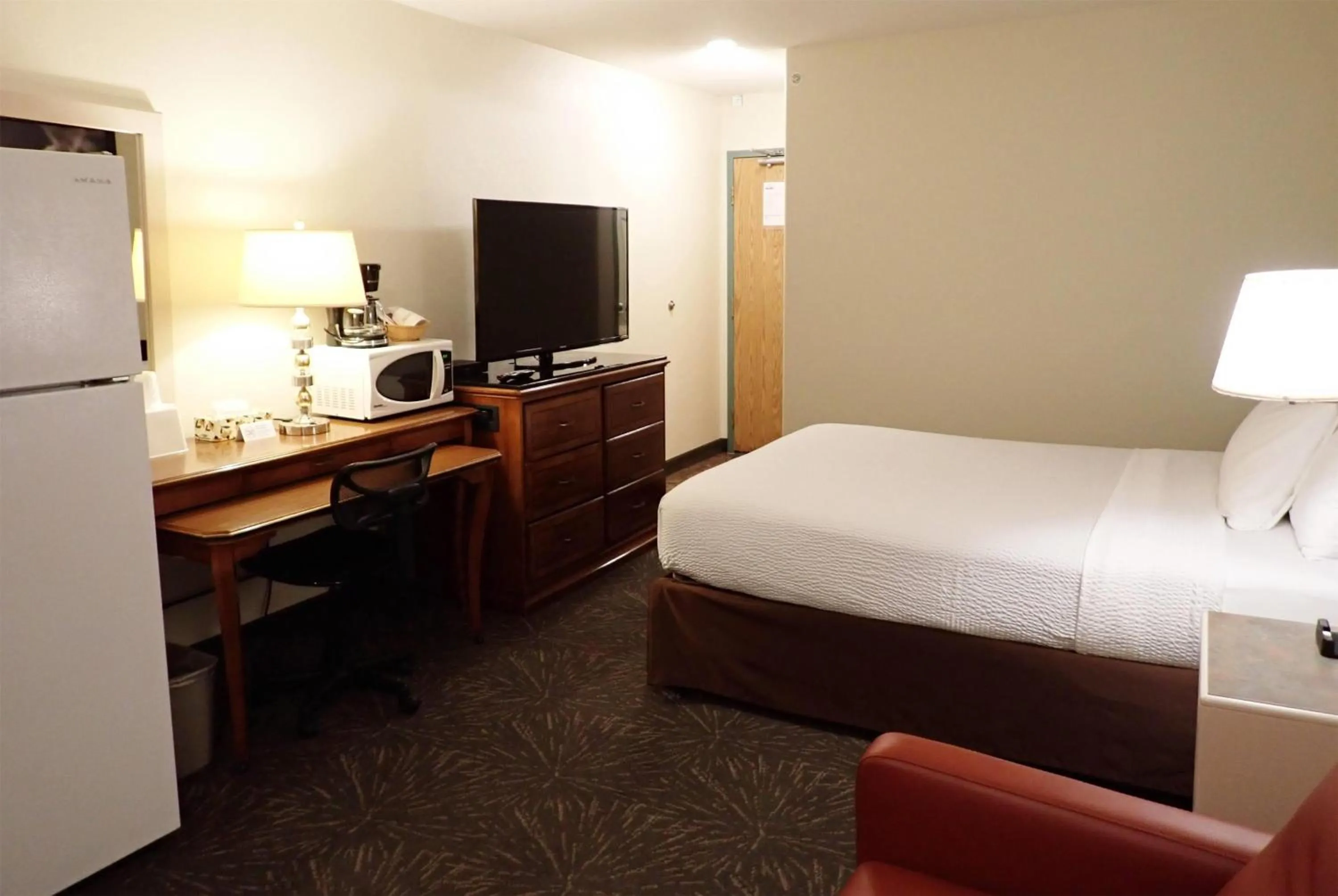 Photo of the whole room, Bed in Days Inn by Wyndham Taber