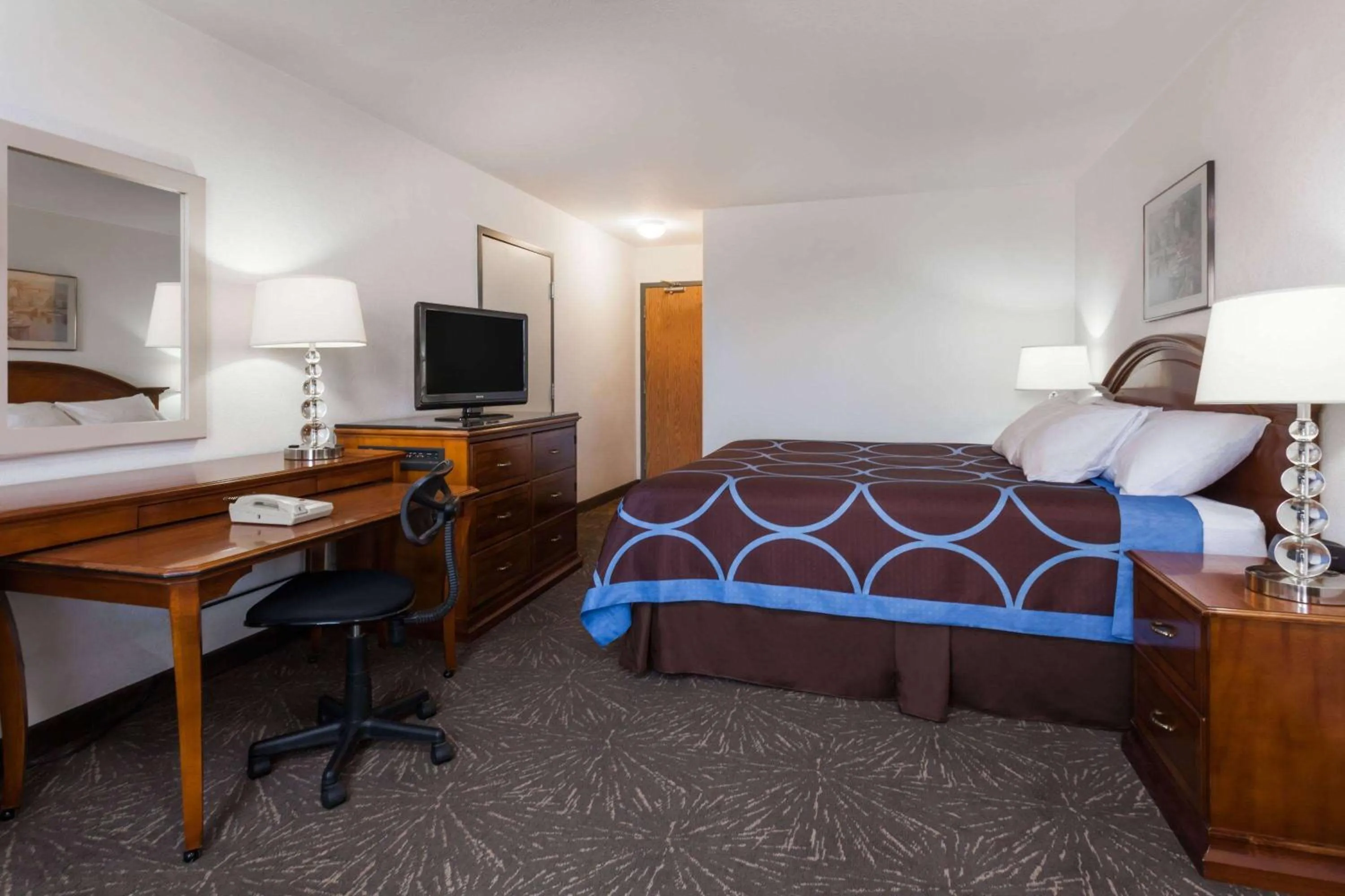 1 King Bed, Deluxe Drive-Up Room, Ground Floor, Non-Smoking in Super 8 by Wyndham Taber AB
