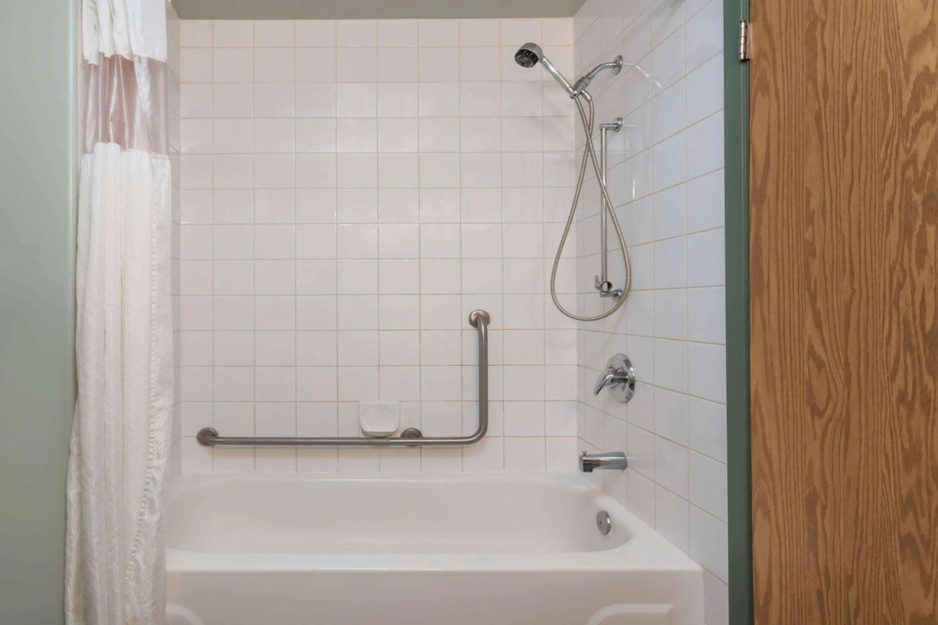 Bathroom in Super 8 by Wyndham Taber AB