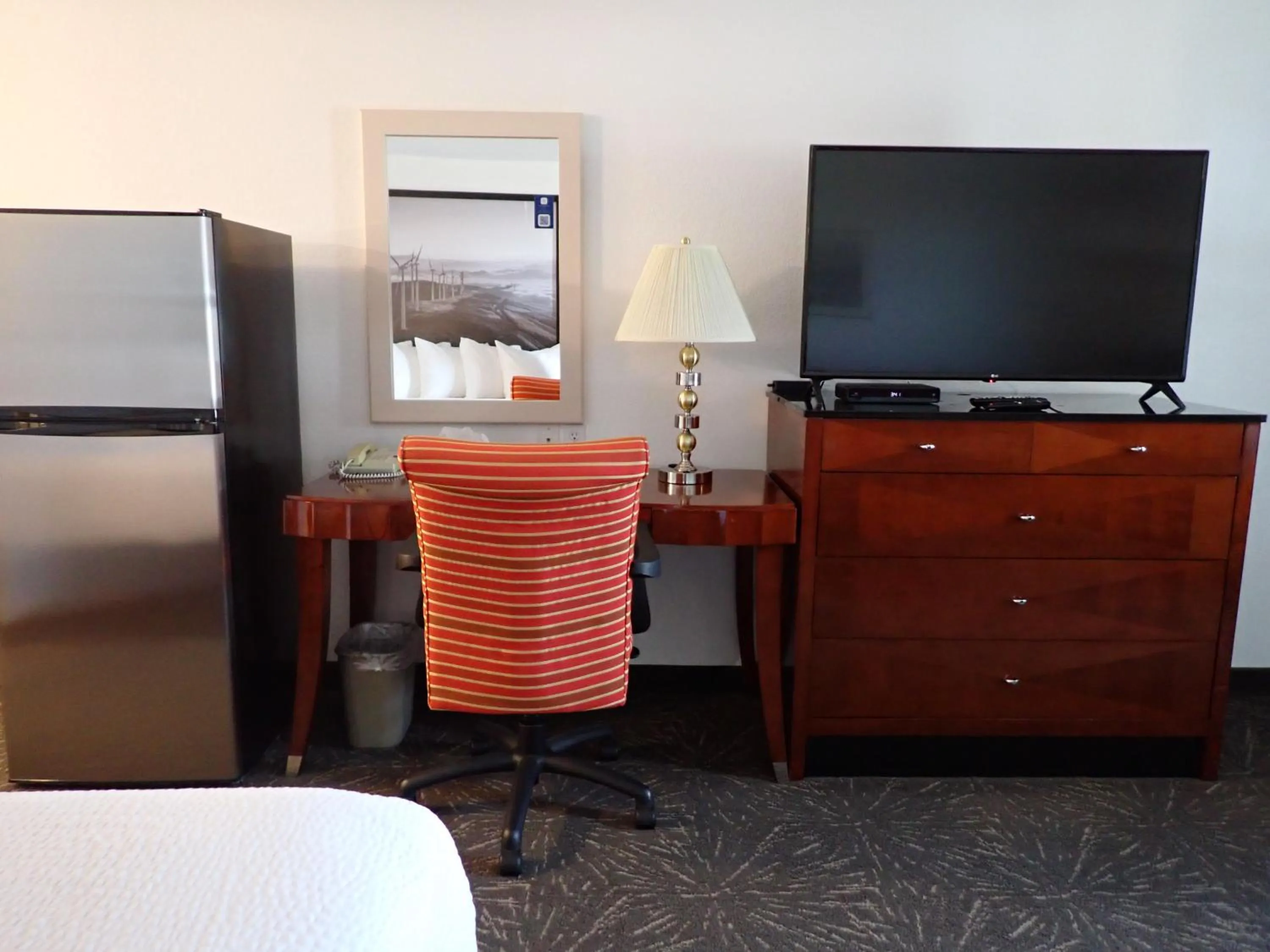 Bedroom, Bed in Super 8 by Wyndham Taber AB