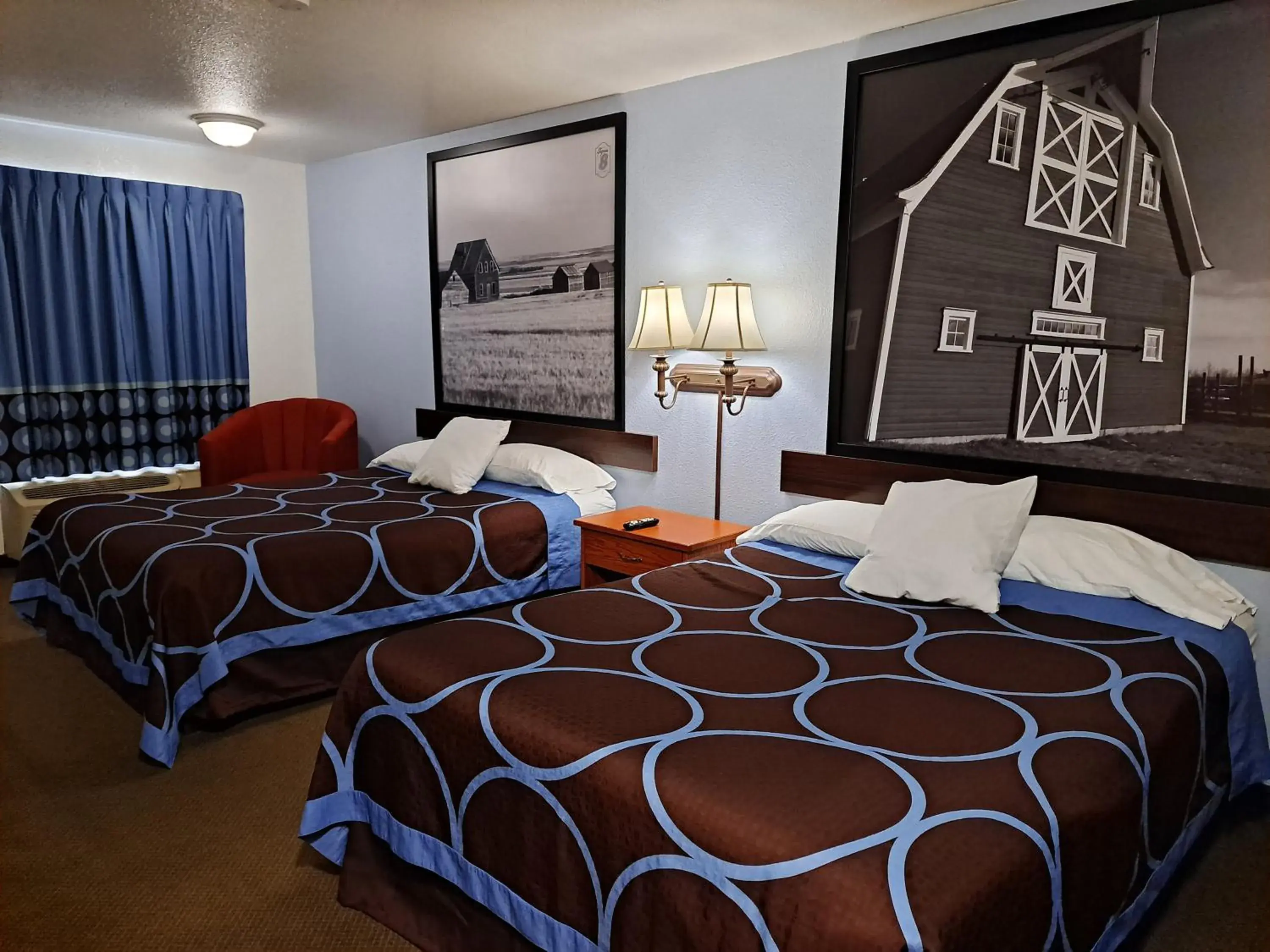 Queen Room with Two Queen Beds - Non-Smoking in Super 8 by Wyndham Three Hills AB Queen Room with Two Queen Beds - Non-Smoking in Super 8 by Wyndham Three Hills AB