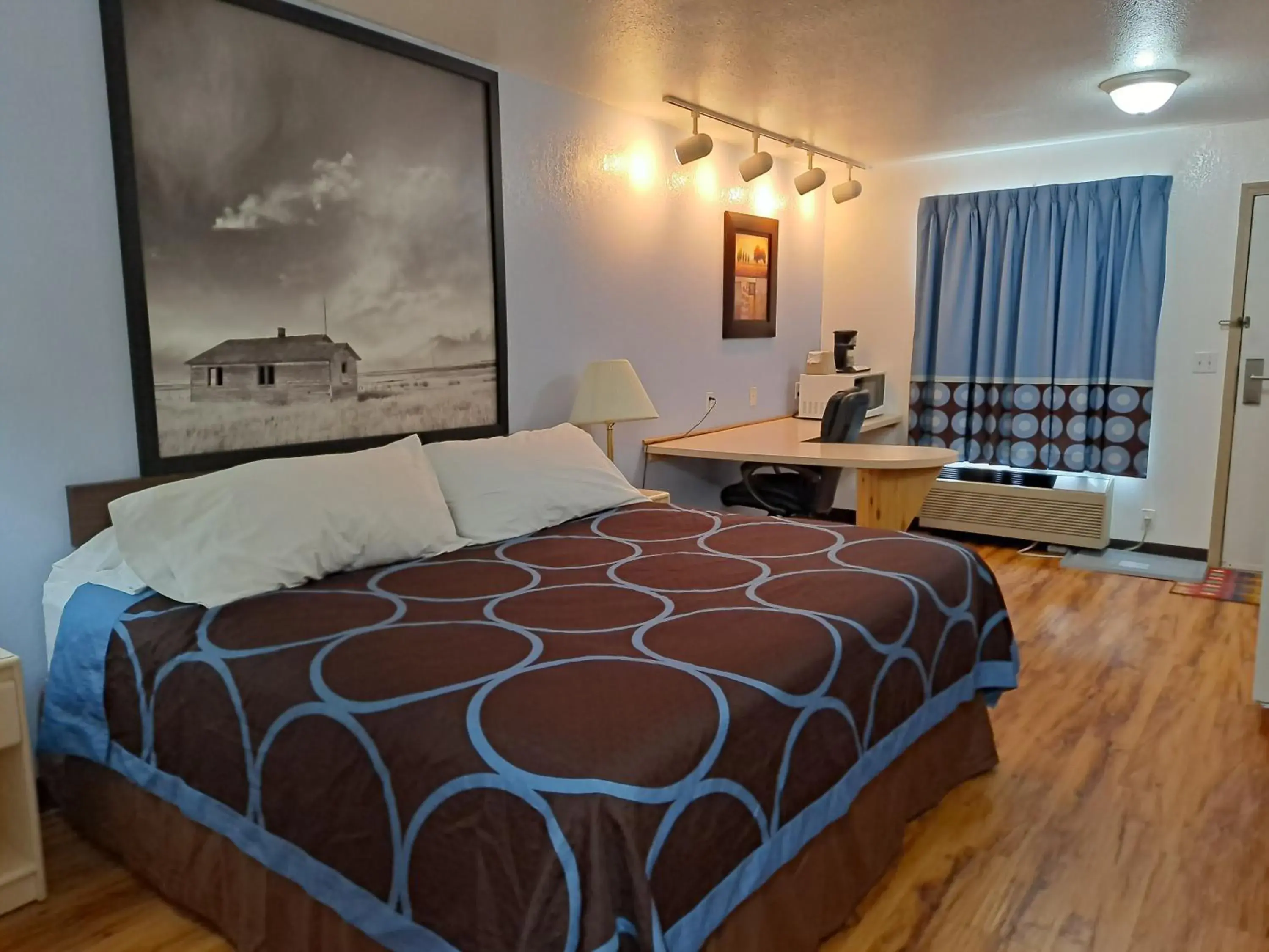 Business King Room - Non-Smoking in Super 8 by Wyndham Three Hills AB Business King Room - Non-Smoking in Super 8 by Wyndham Three Hills AB