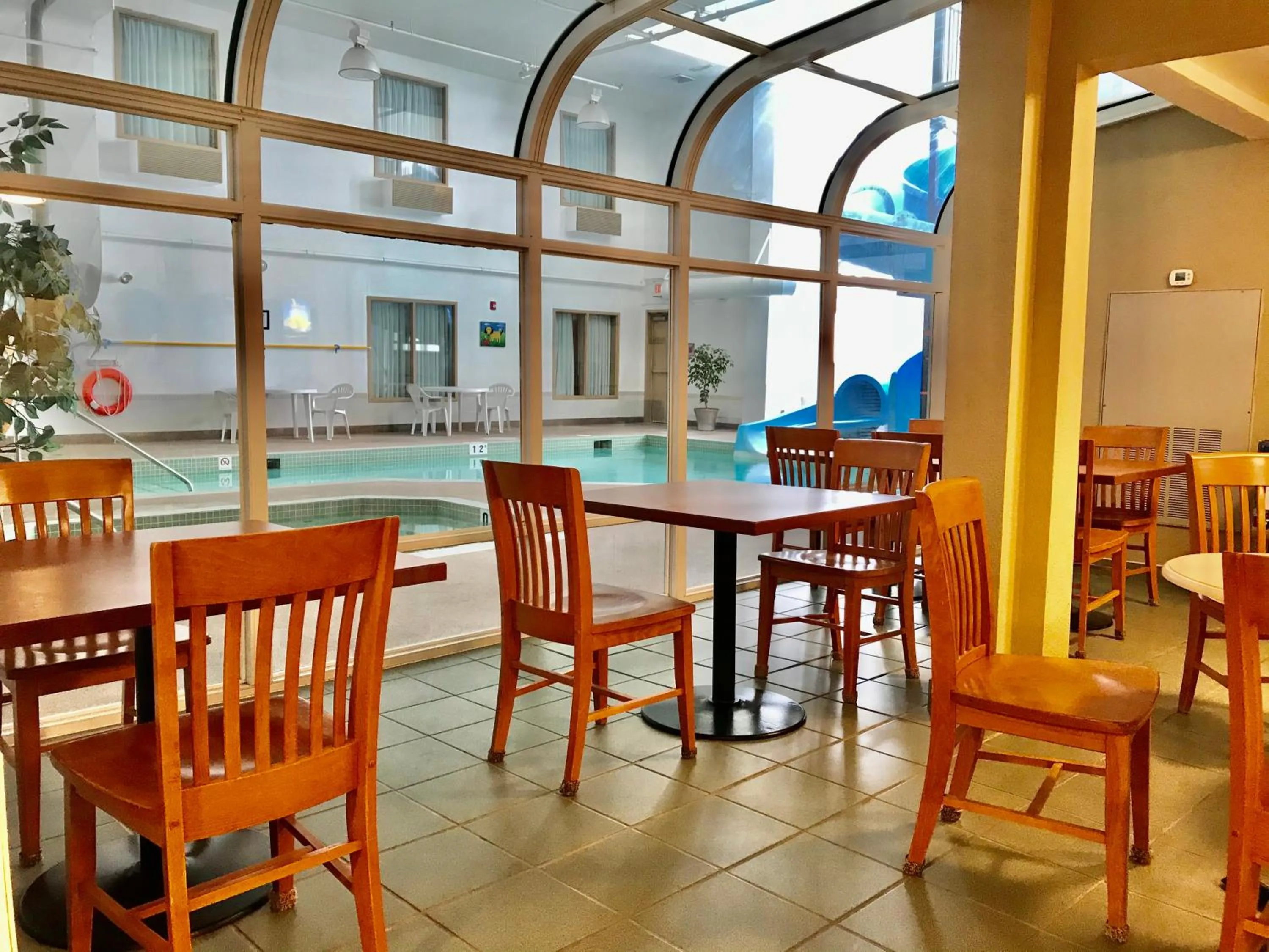 Restaurant/places to eat in Super 8 by Wyndham Three Hills AB