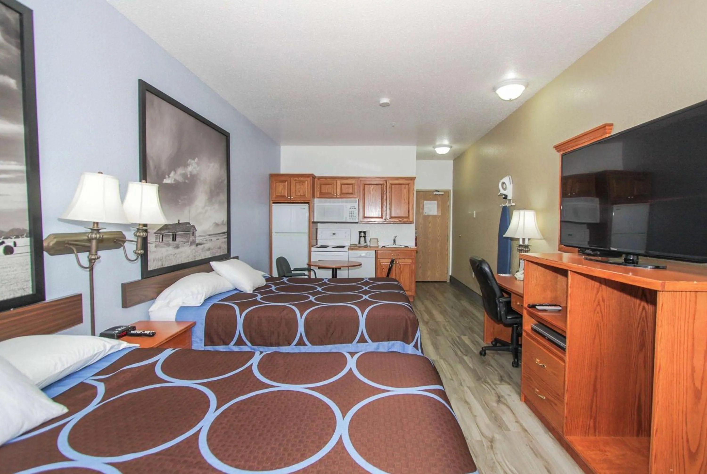 Photo of the whole room, Bed in Super 8 by Wyndham Three Hills AB