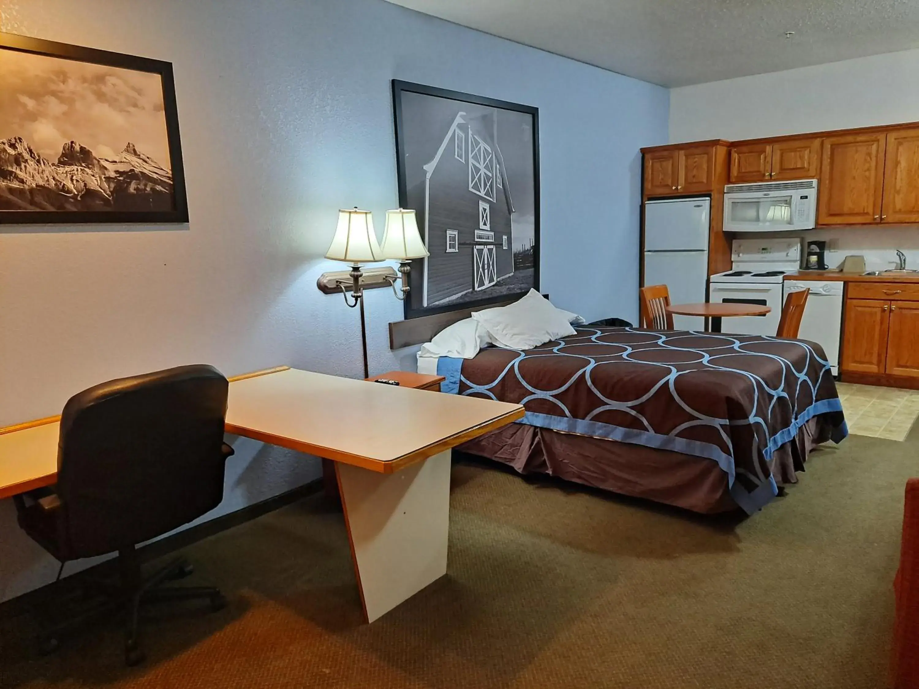 Business Suite with One Double Bed - First Floor - Non-Smoking in Super 8 by Wyndham Three Hills AB Business Suite with One Double Bed - First Floor - Non-Smoking in Super 8 by Wyndham Three Hills AB