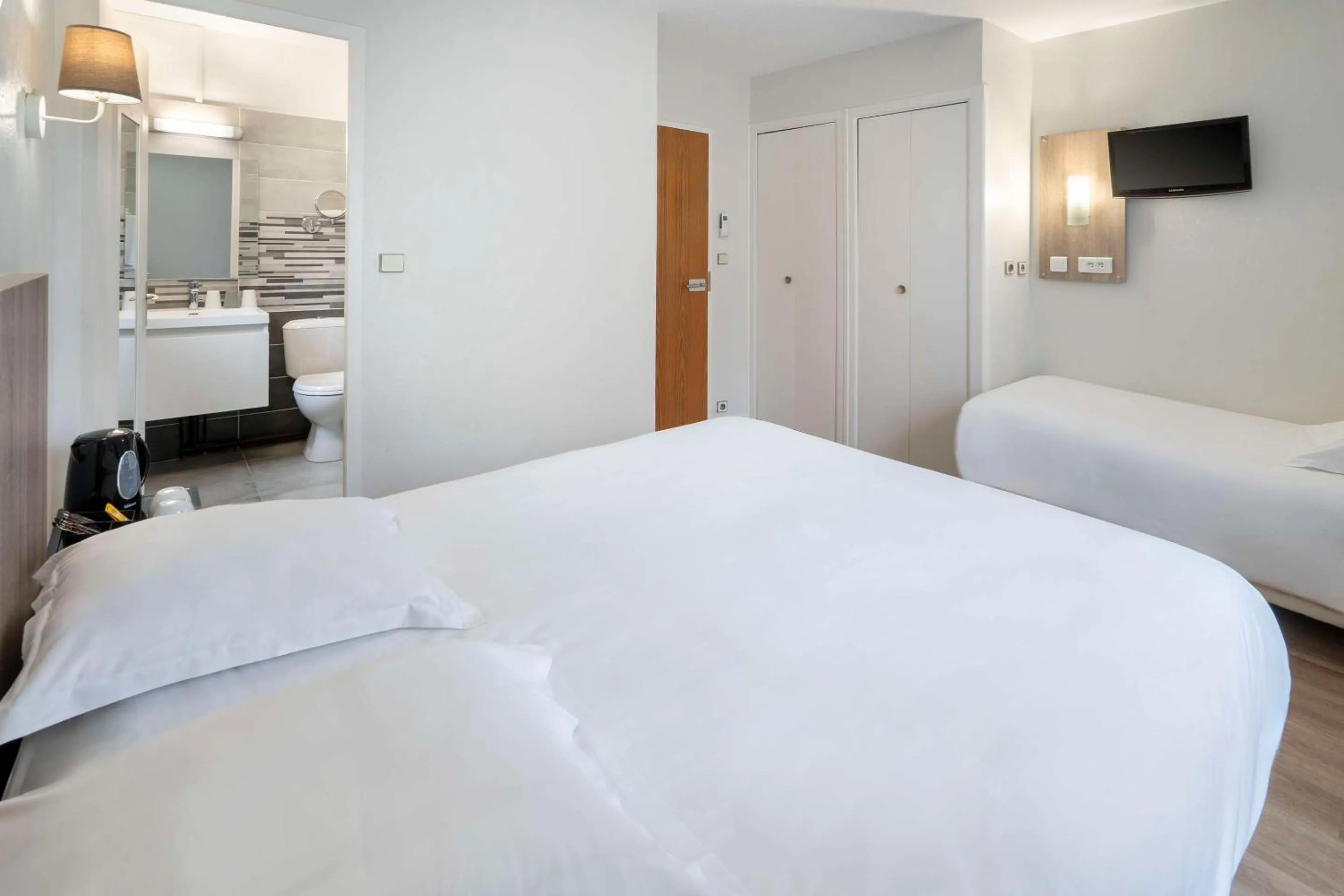 Bedroom, Bed in Sure Hotel by Best Western Saintes