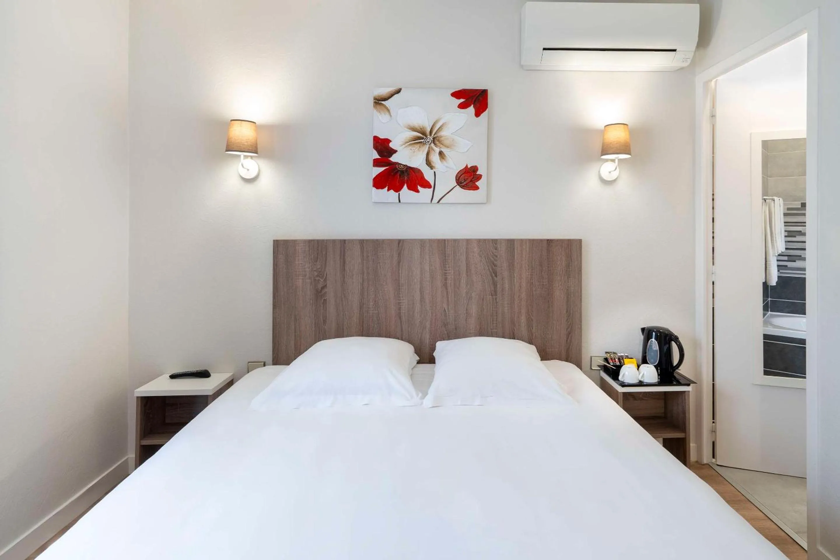 Bedroom, Bed in Sure Hotel by Best Western Saintes