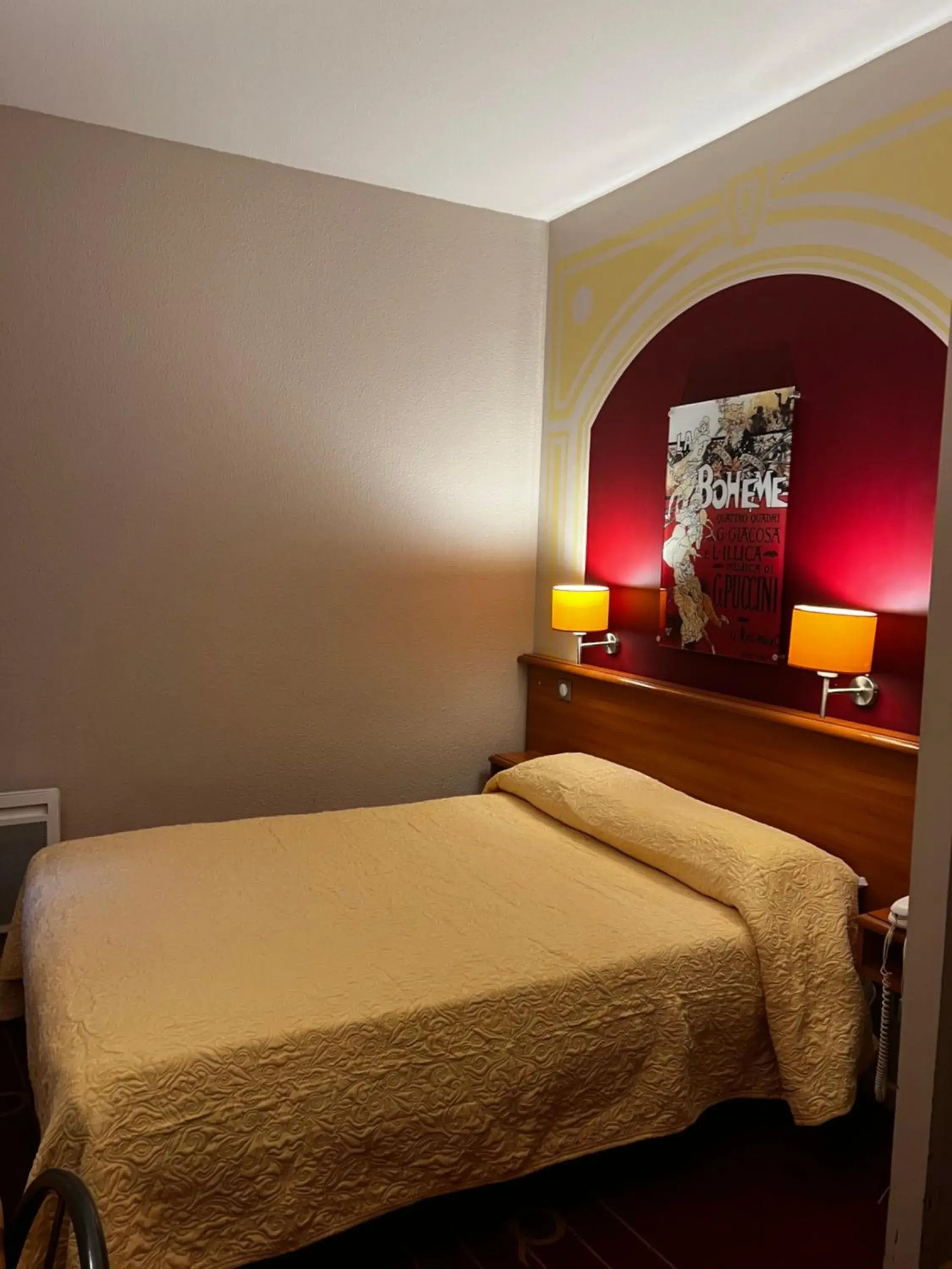 Economy Double Room in Hotel de L'Opéra Economy Double Room in Hotel de L'Opéra