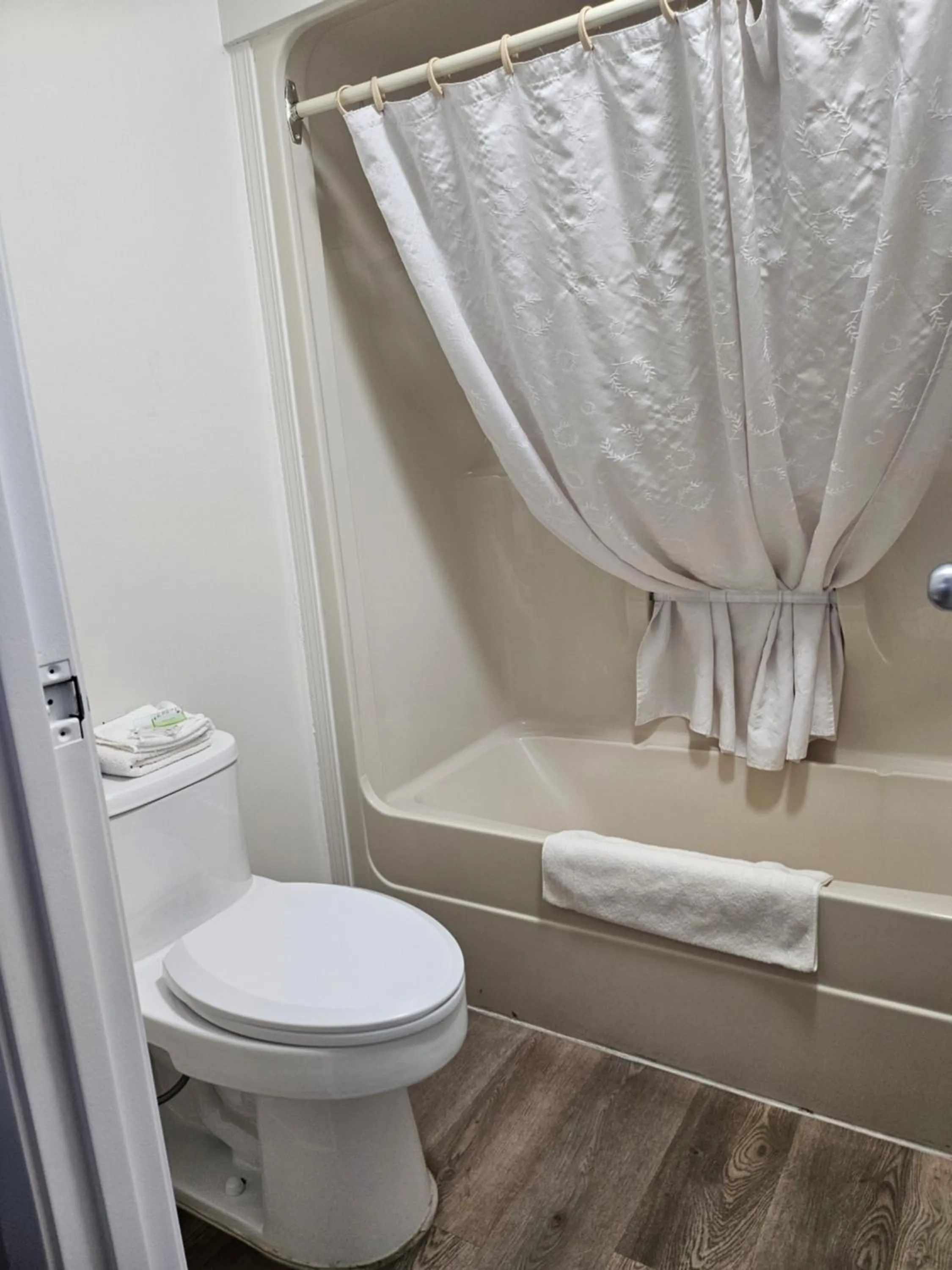 Toilet in Tara Vista Inn