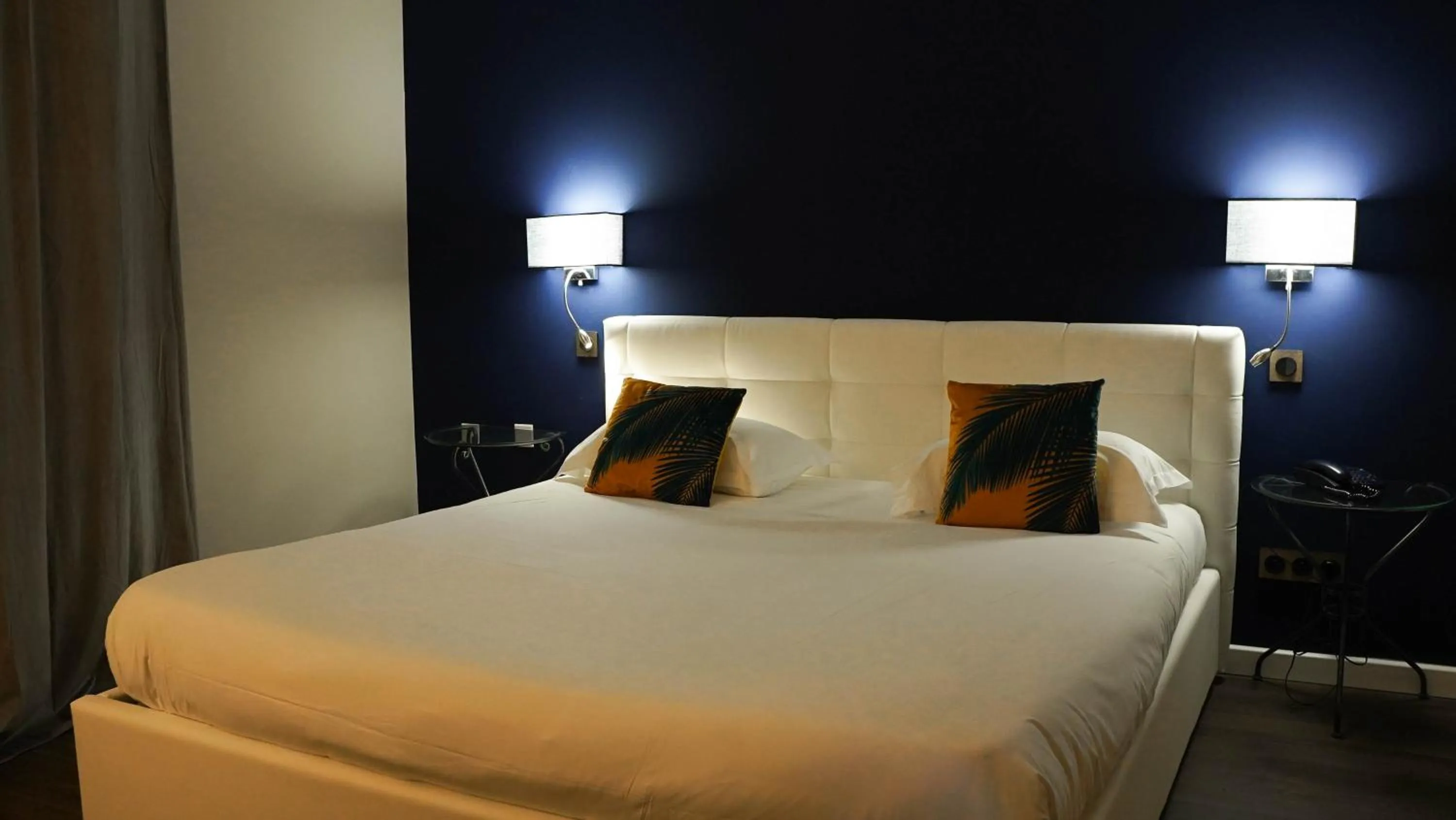 Bed in Hôtel Les Jardins