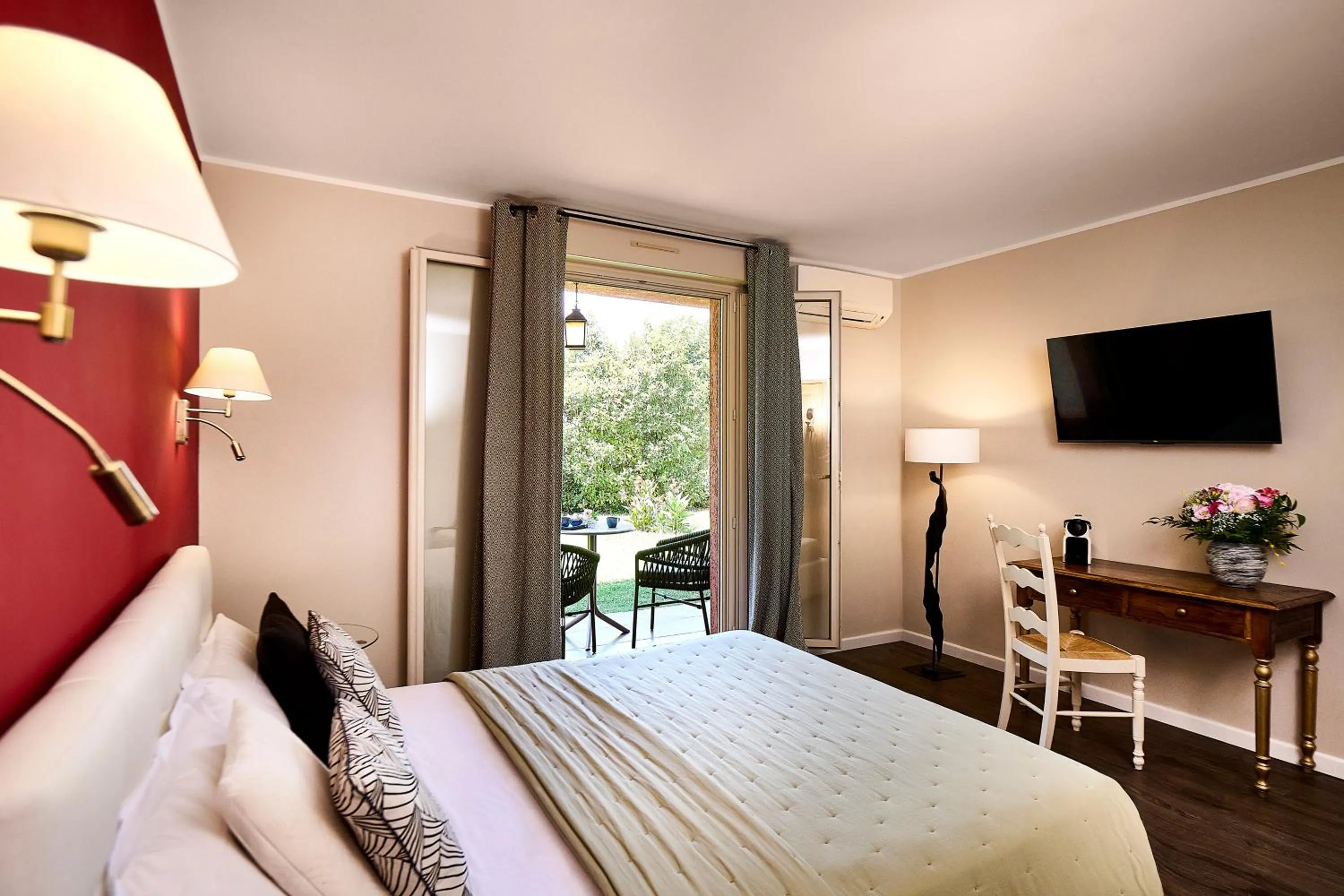 Bedroom, Bed in Hôtel Les Jardins