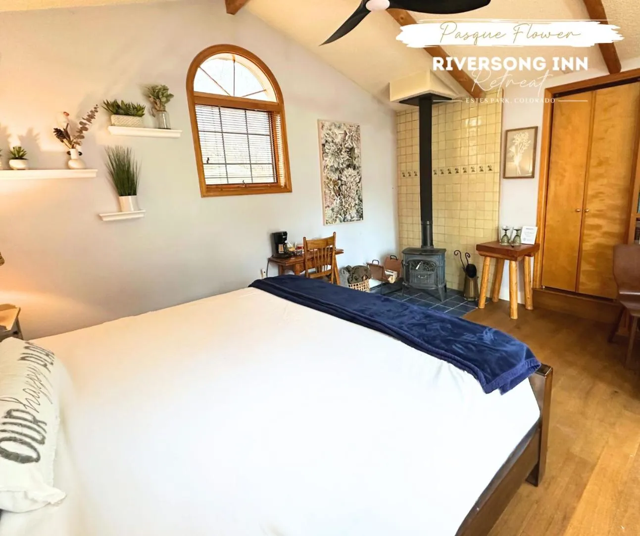 Bed in Riversong Inn Retreat