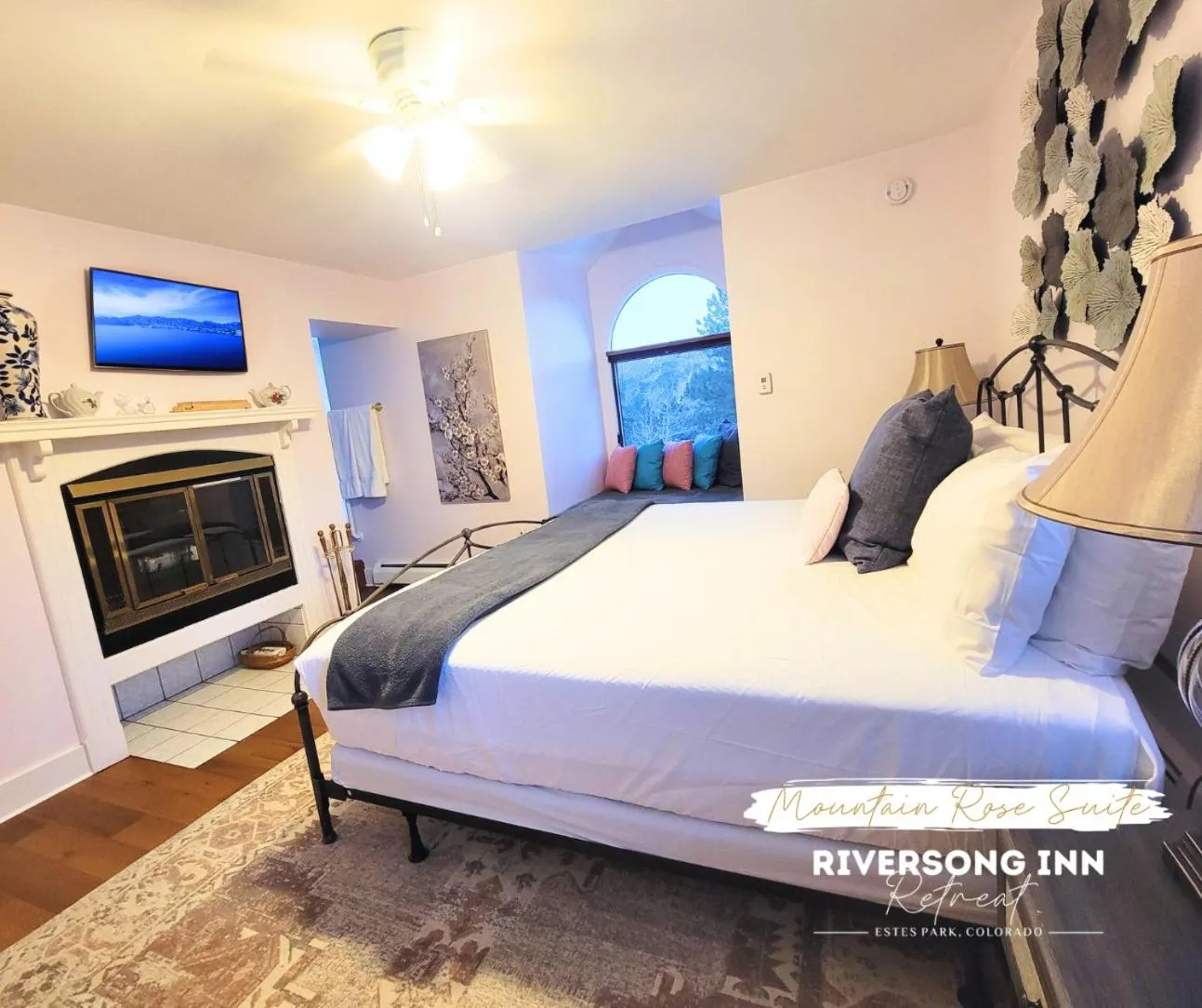 Bed in Riversong Inn Retreat