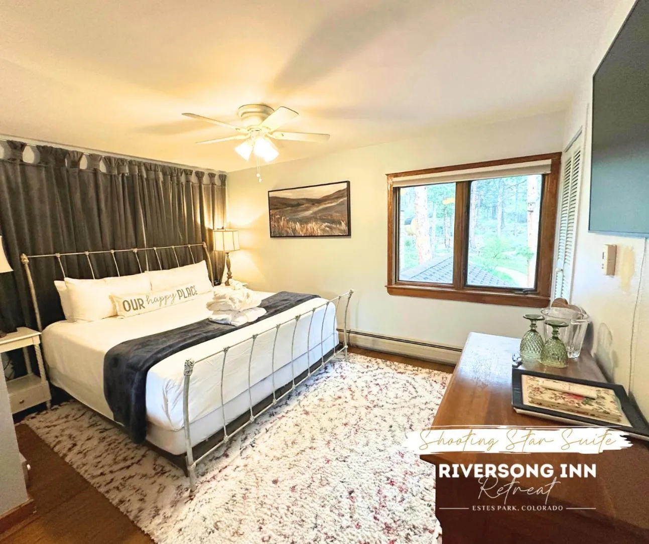 Bed in Riversong Inn Retreat