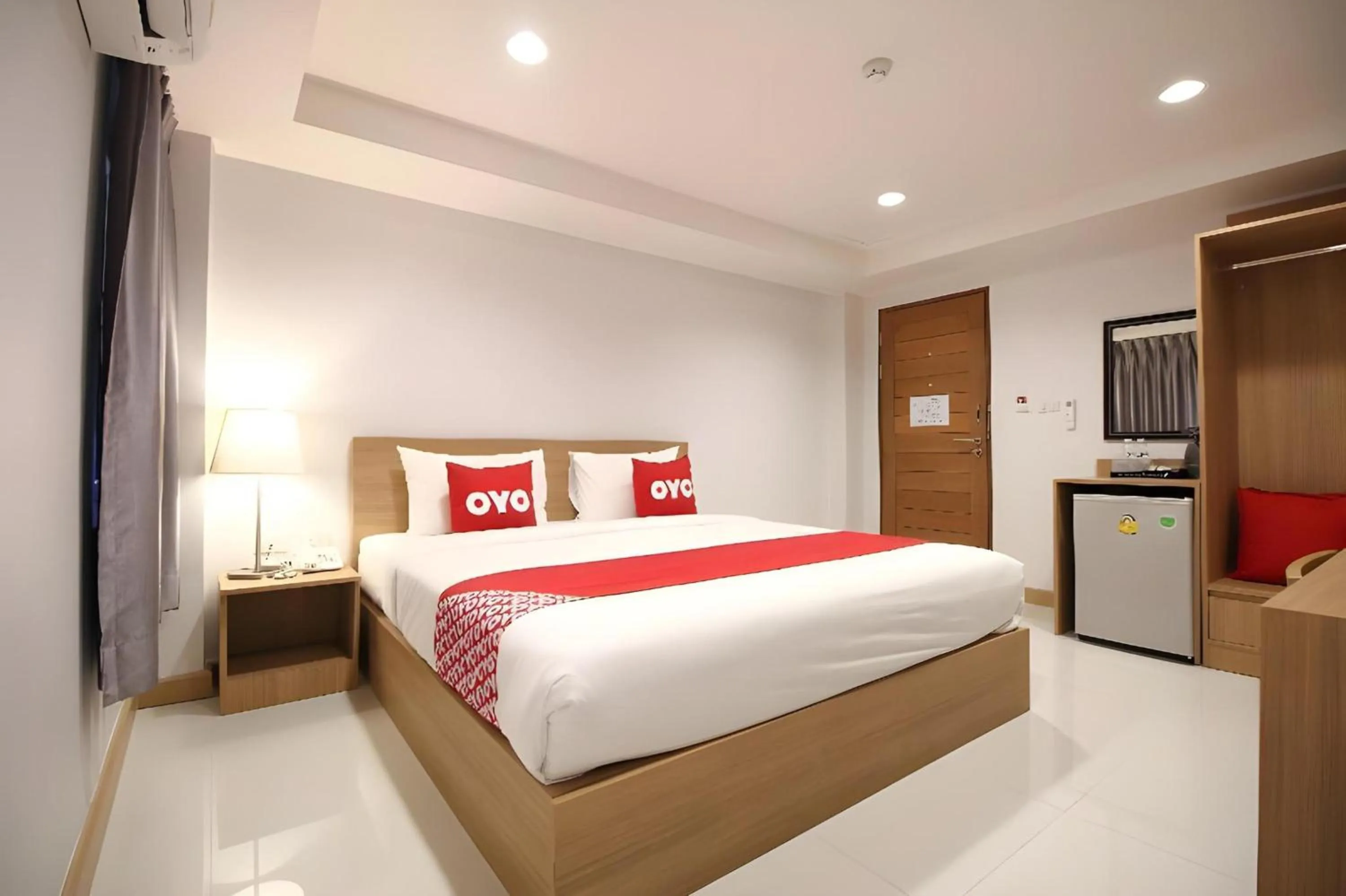 Photo of the whole room, Bed in Super OYO 483 Pannee Hotel Khaosan