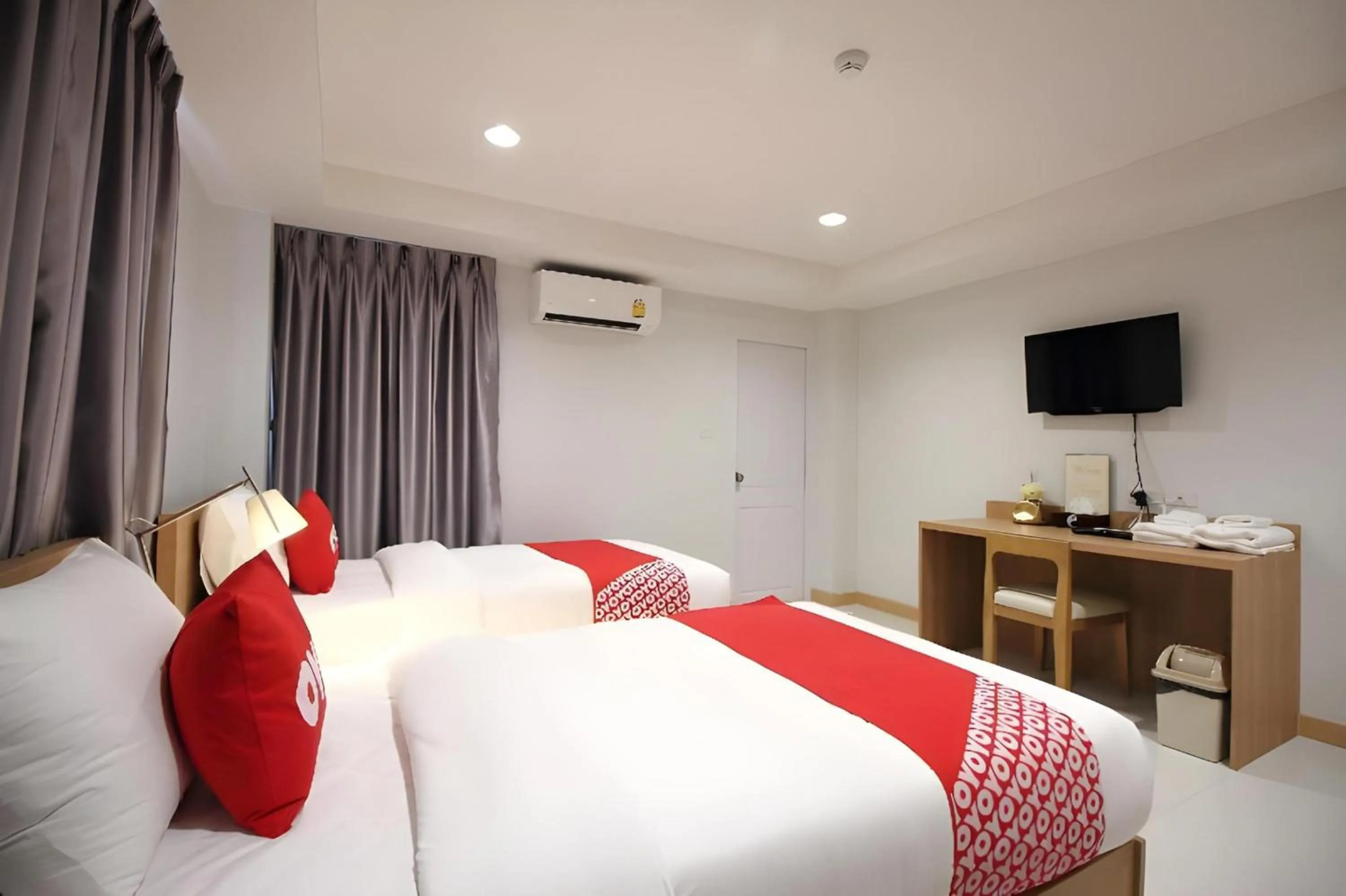 Photo of the whole room, Bed in Super OYO 483 Pannee Hotel Khaosan