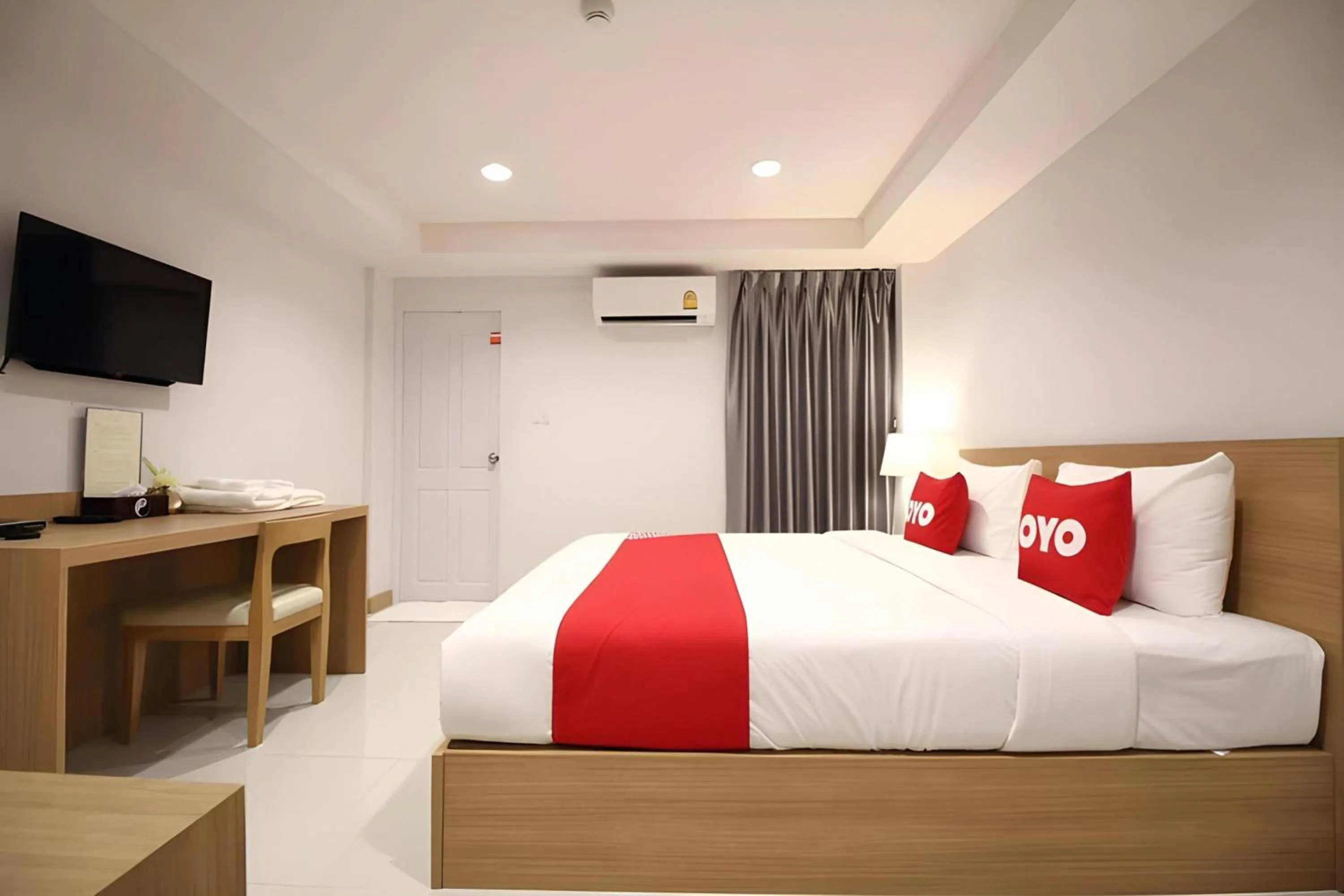 Photo of the whole room, Bed in Super OYO 483 Pannee Hotel Khaosan