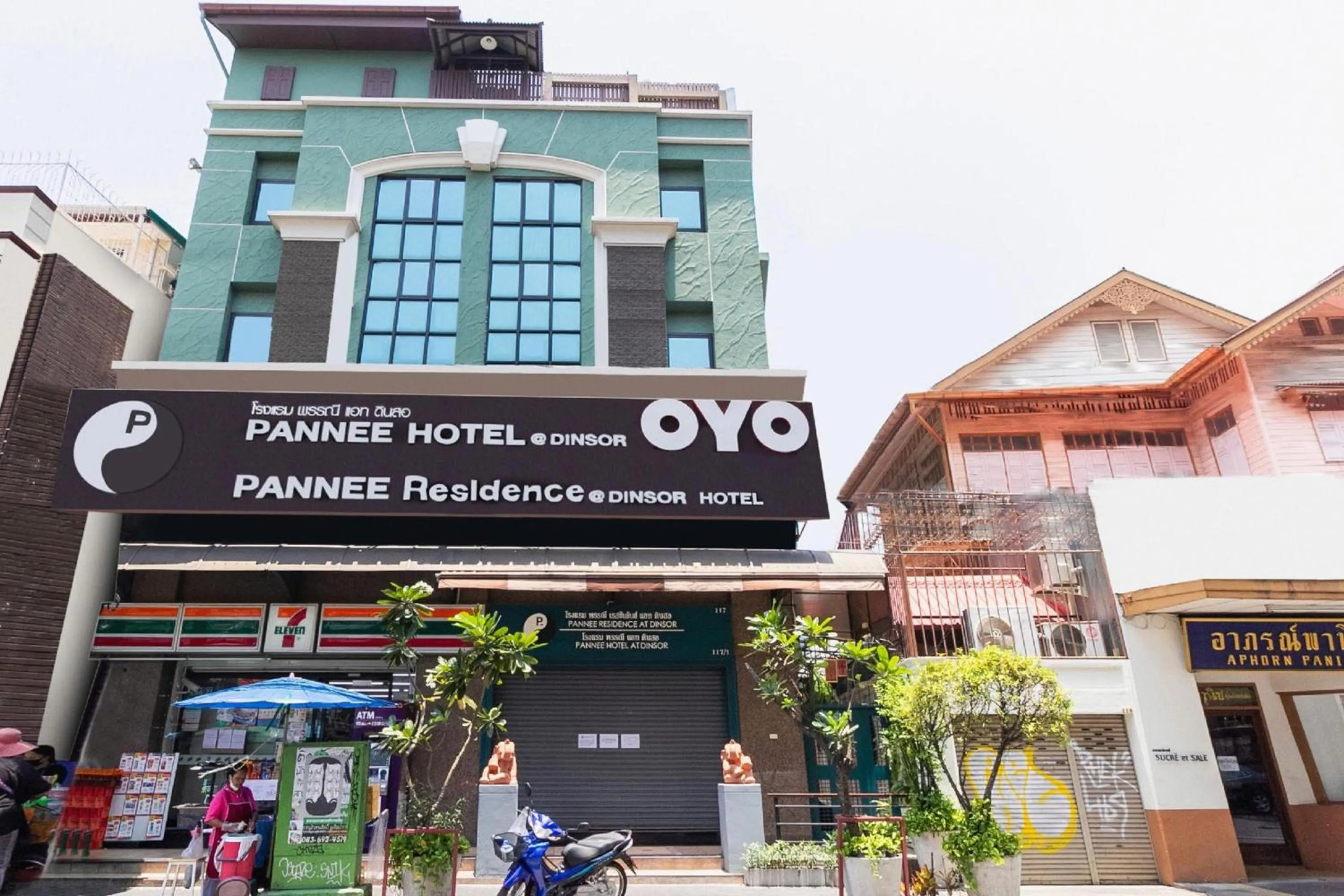 Property building in Super OYO 483 Pannee Hotel Khaosan