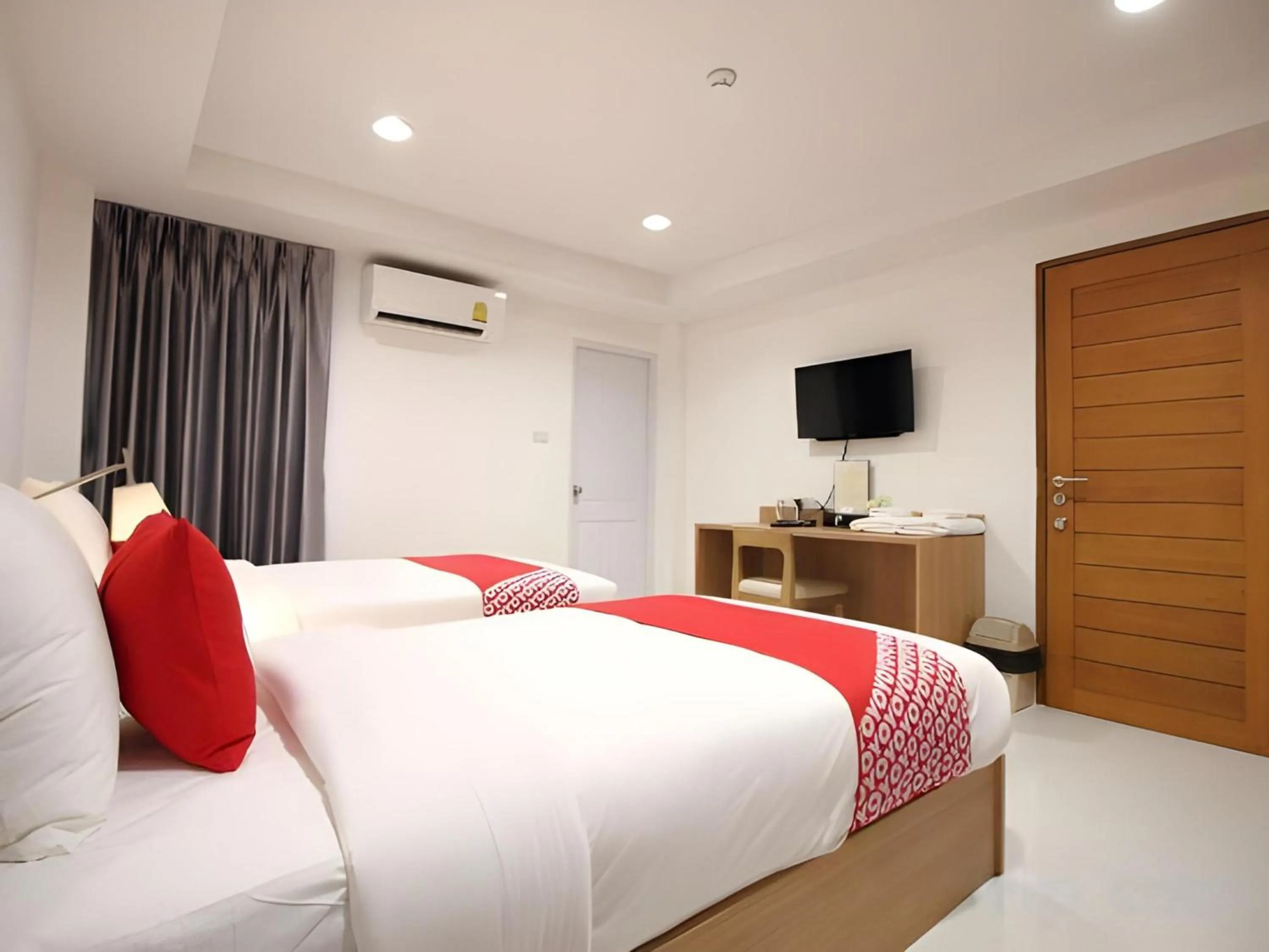 Photo of the whole room, Bed in Super OYO 483 Pannee Hotel Khaosan