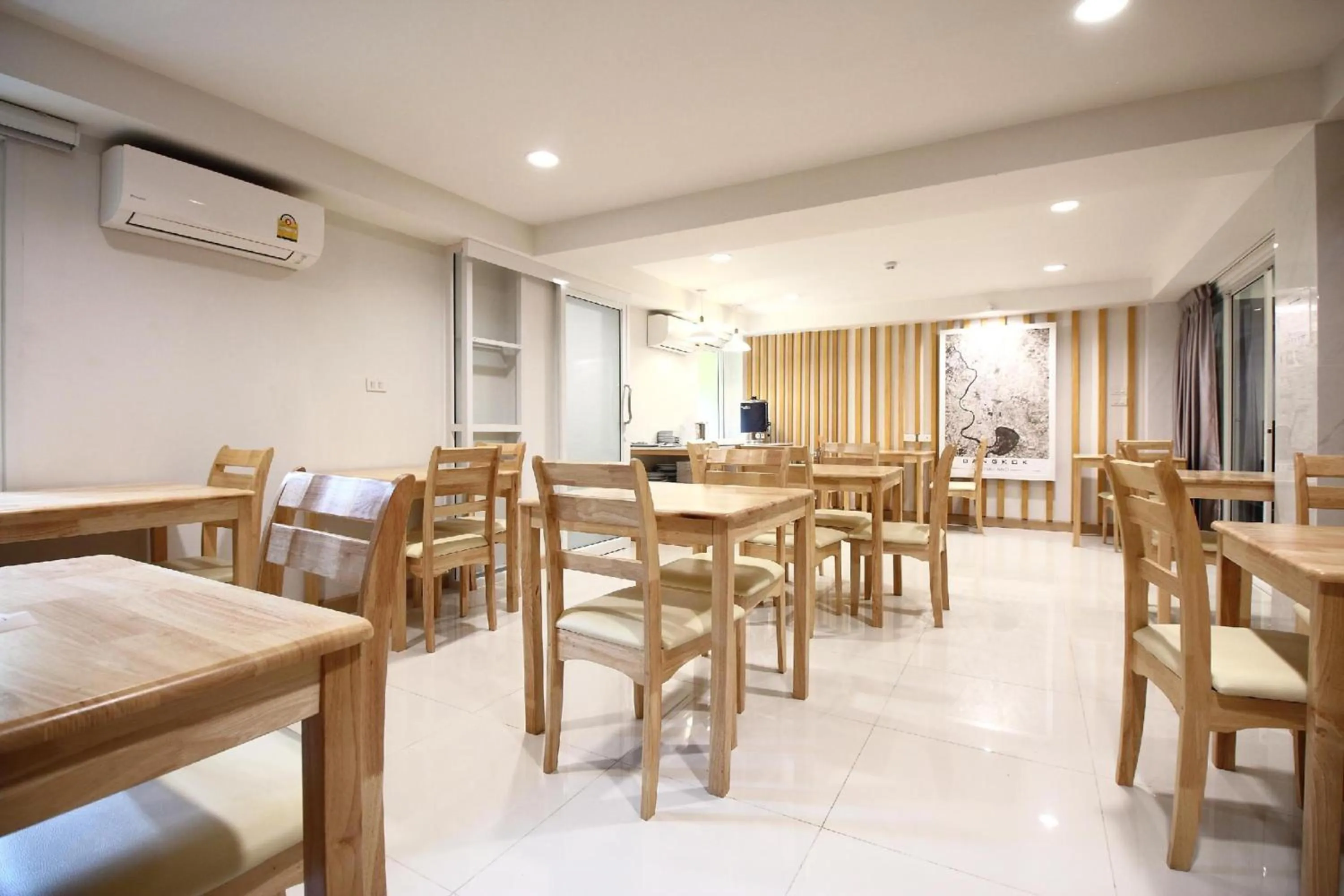 Restaurant/places to eat in Super OYO 483 Pannee Hotel Khaosan