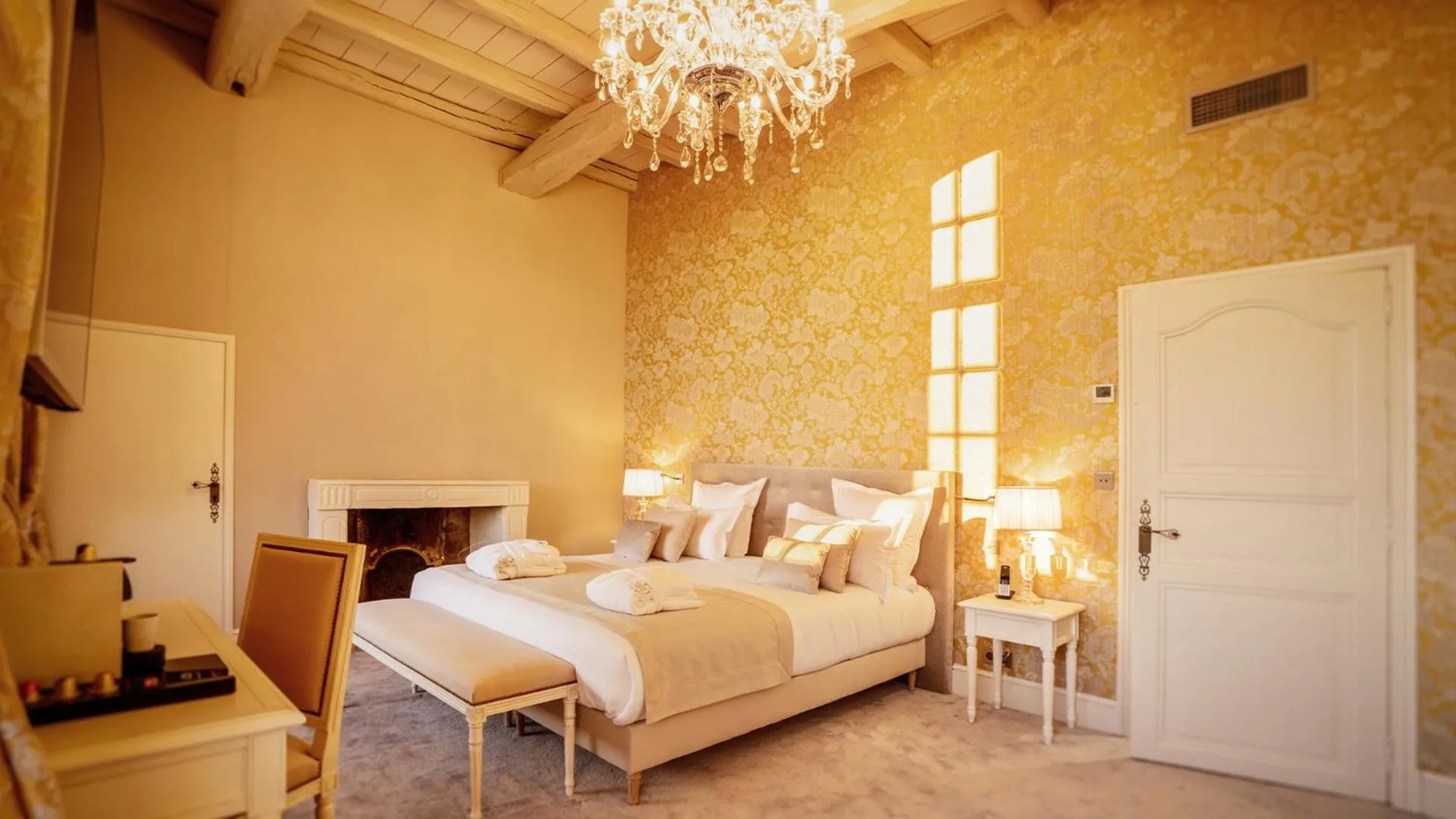 Photo of the whole room, Bed in Abbaye De Villeneuve