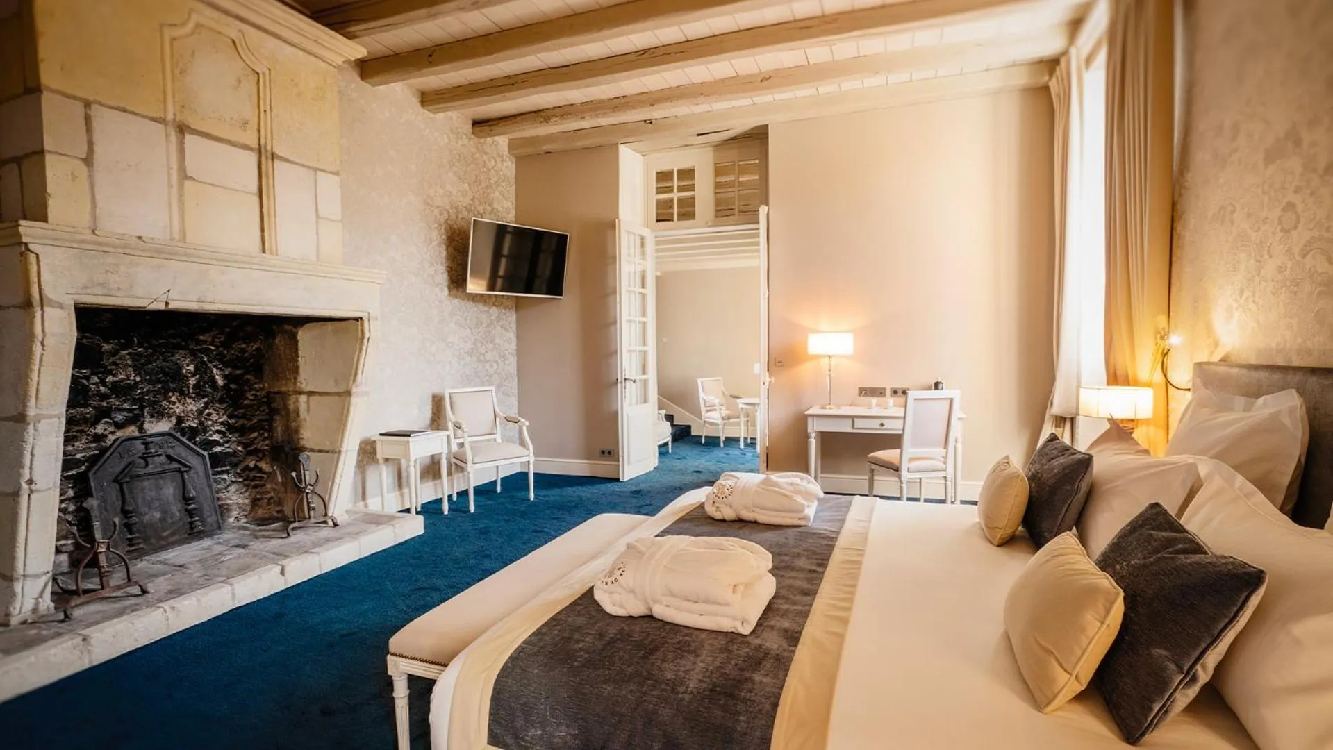 Photo of the whole room, Bed in Abbaye De Villeneuve