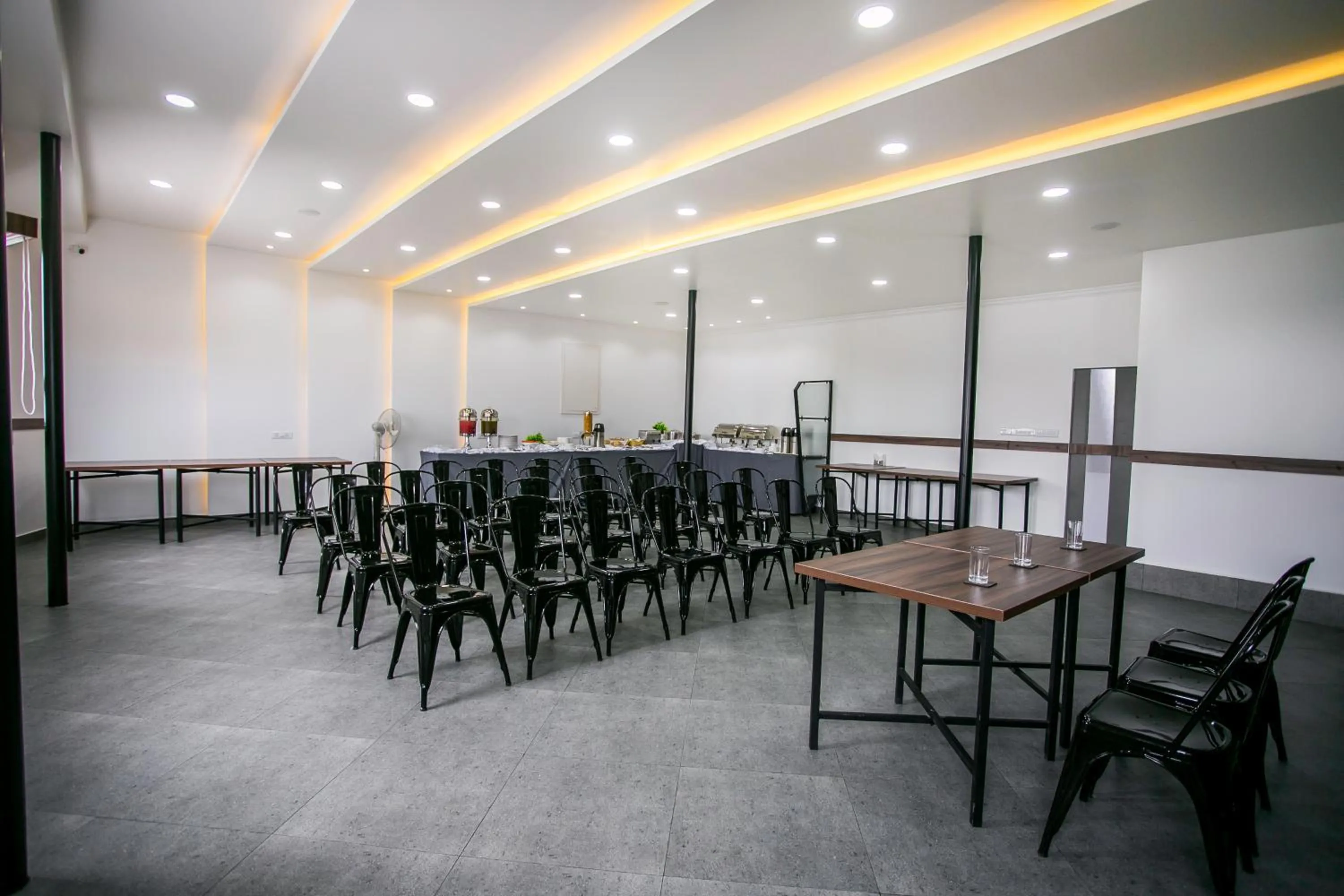 Restaurant/places to eat in Sapphire Club Metro