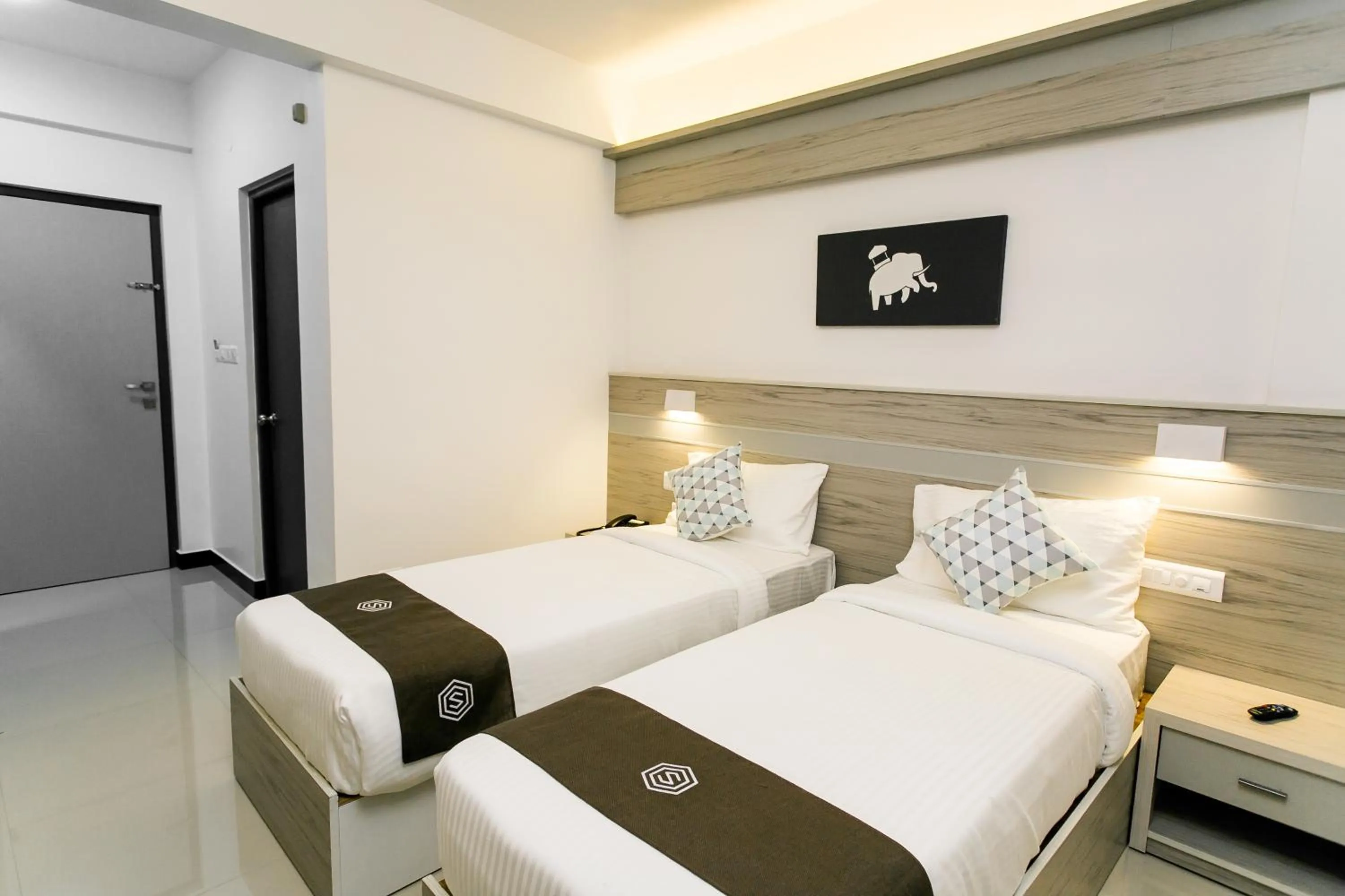 Photo of the whole room, Bed in Sapphire Club Metro