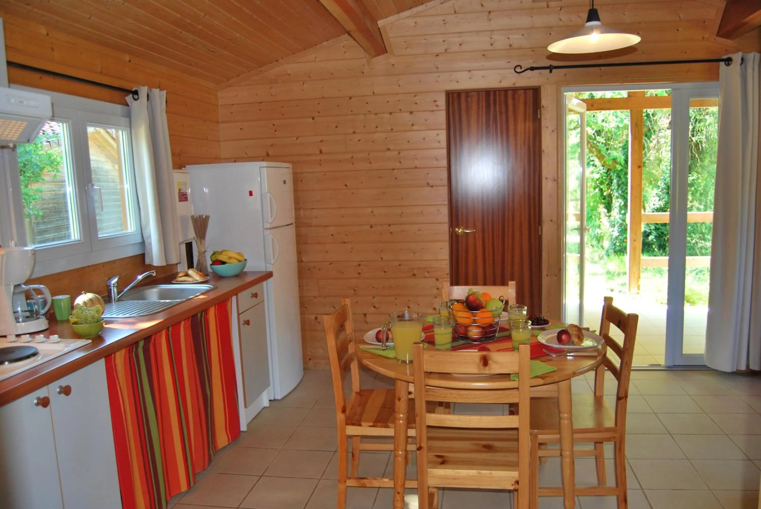 Kitchen or kitchenette in Lagrange Grand Bleu Vacances - Residence Les Ségalières