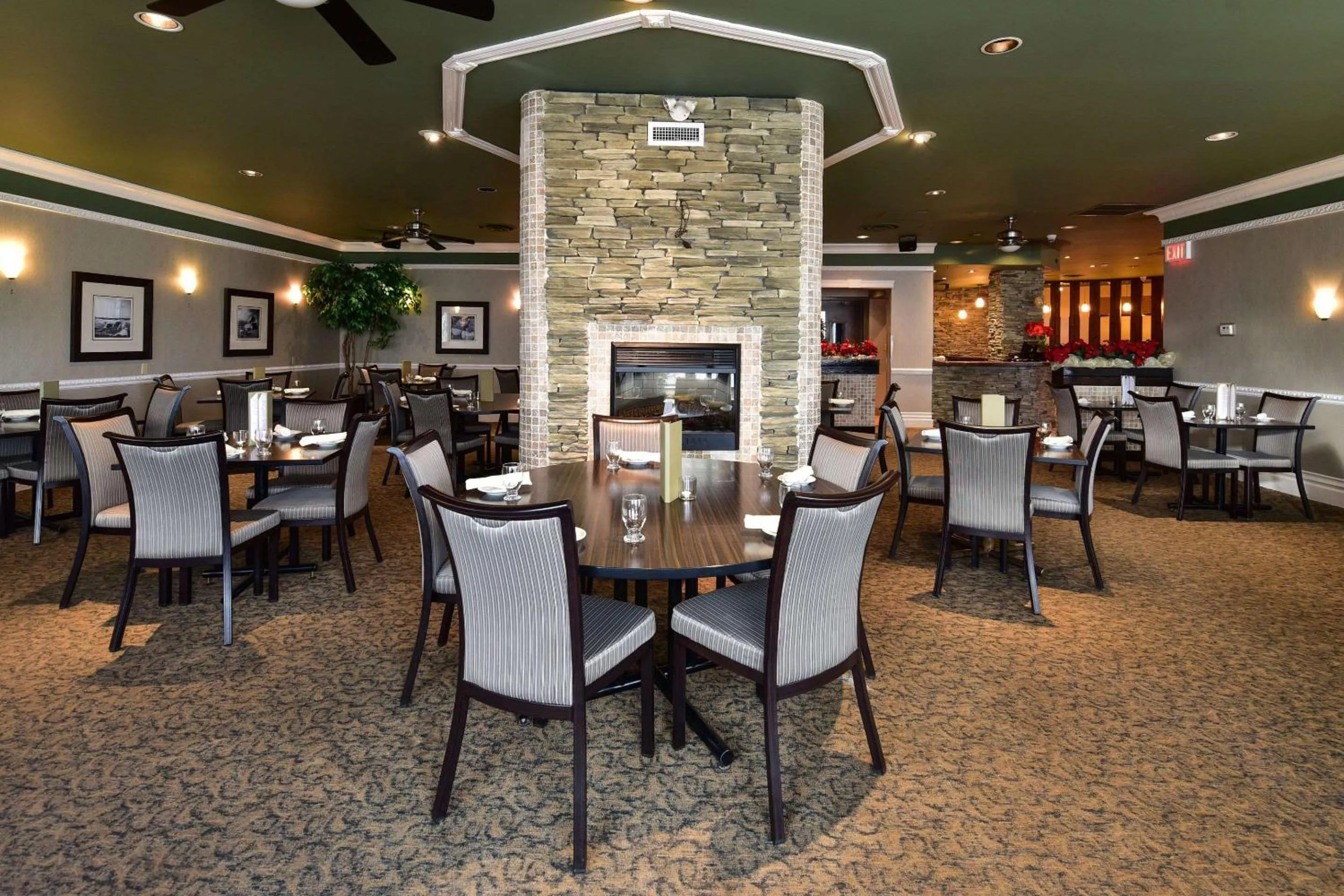 Restaurant/places to eat in Clarion Hotel & Conference Centre Pembroke