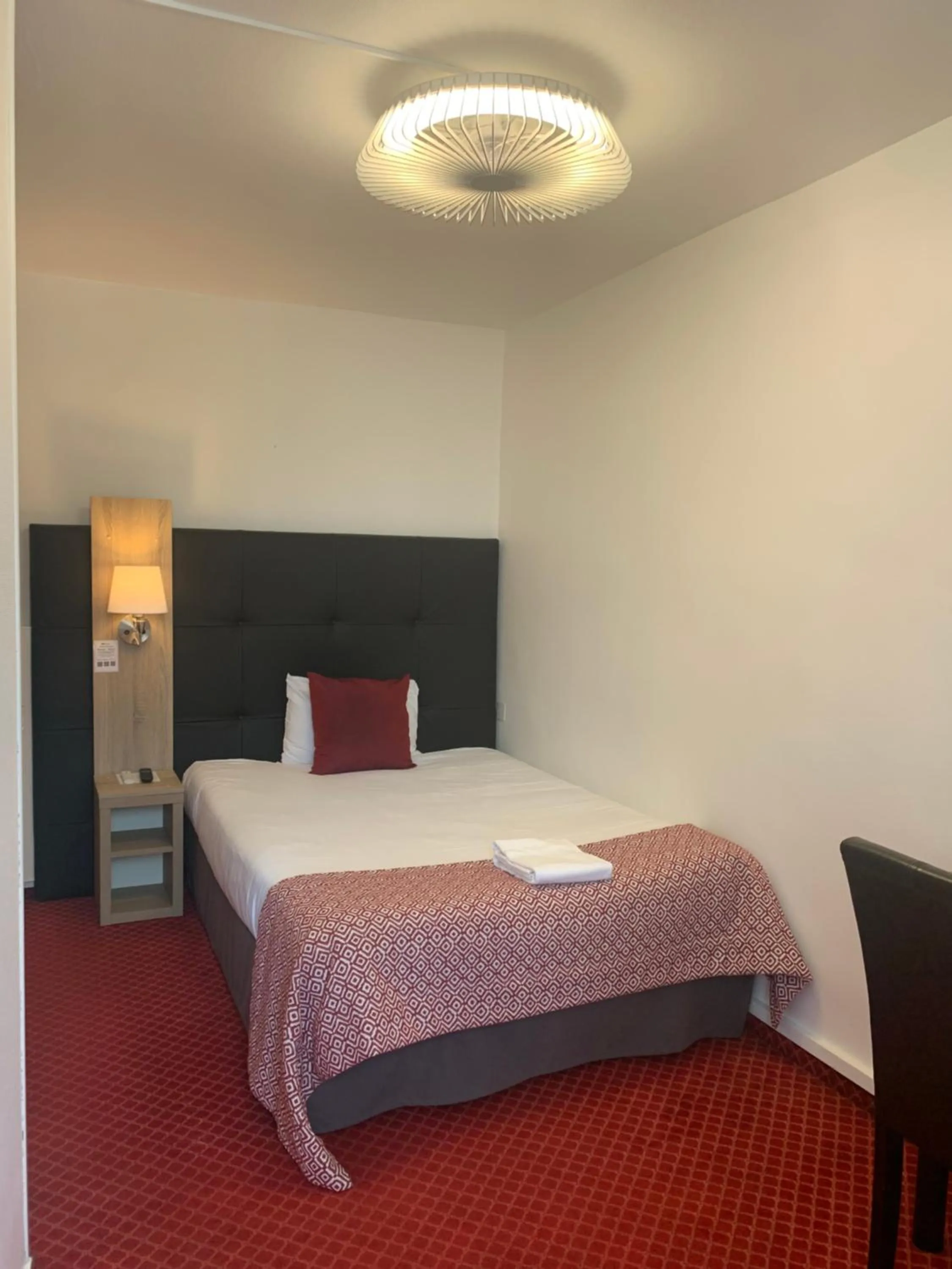 Bed in Brit Hotel Bleu Nuit