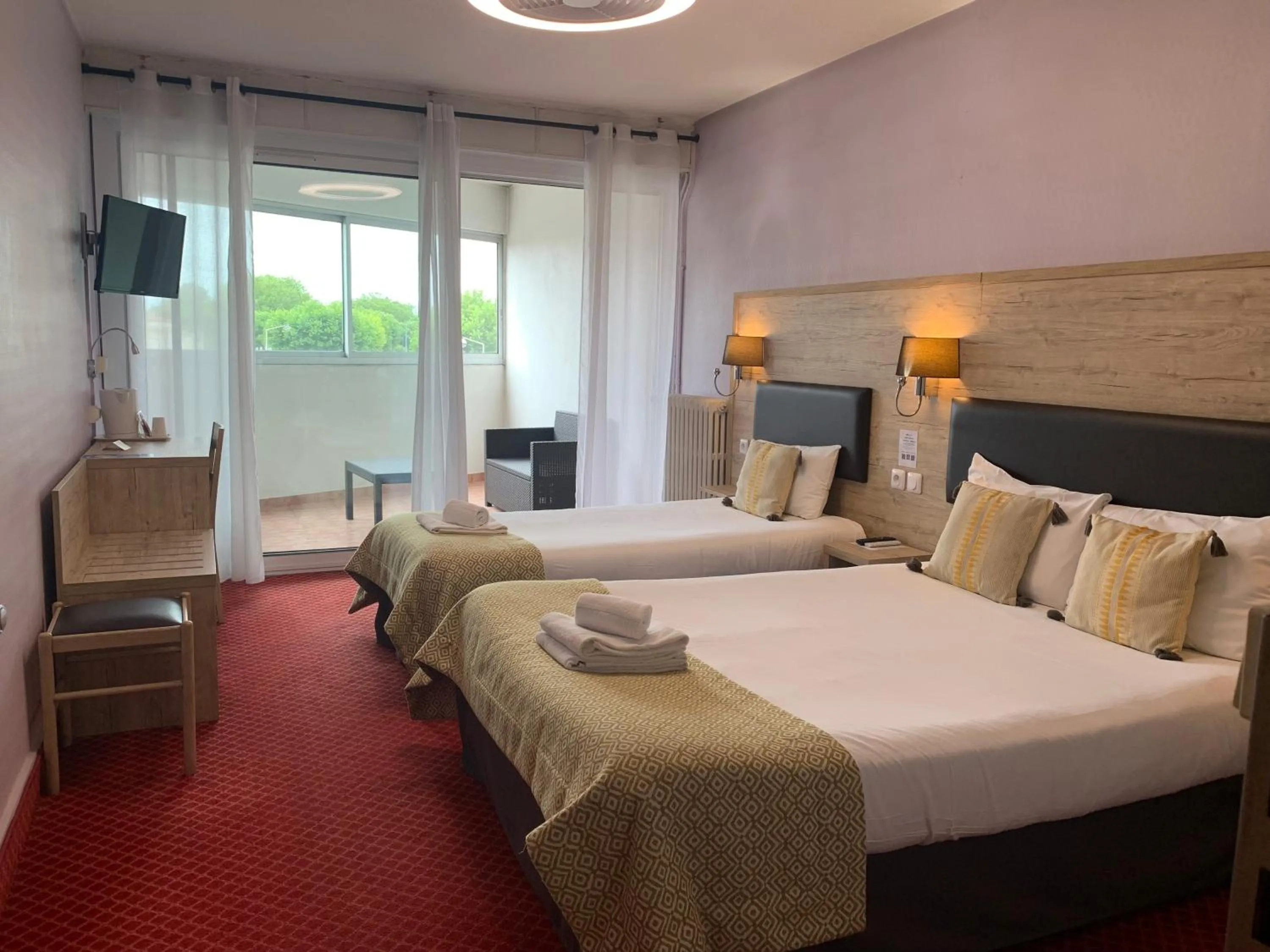 Bed in Brit Hotel Bleu Nuit