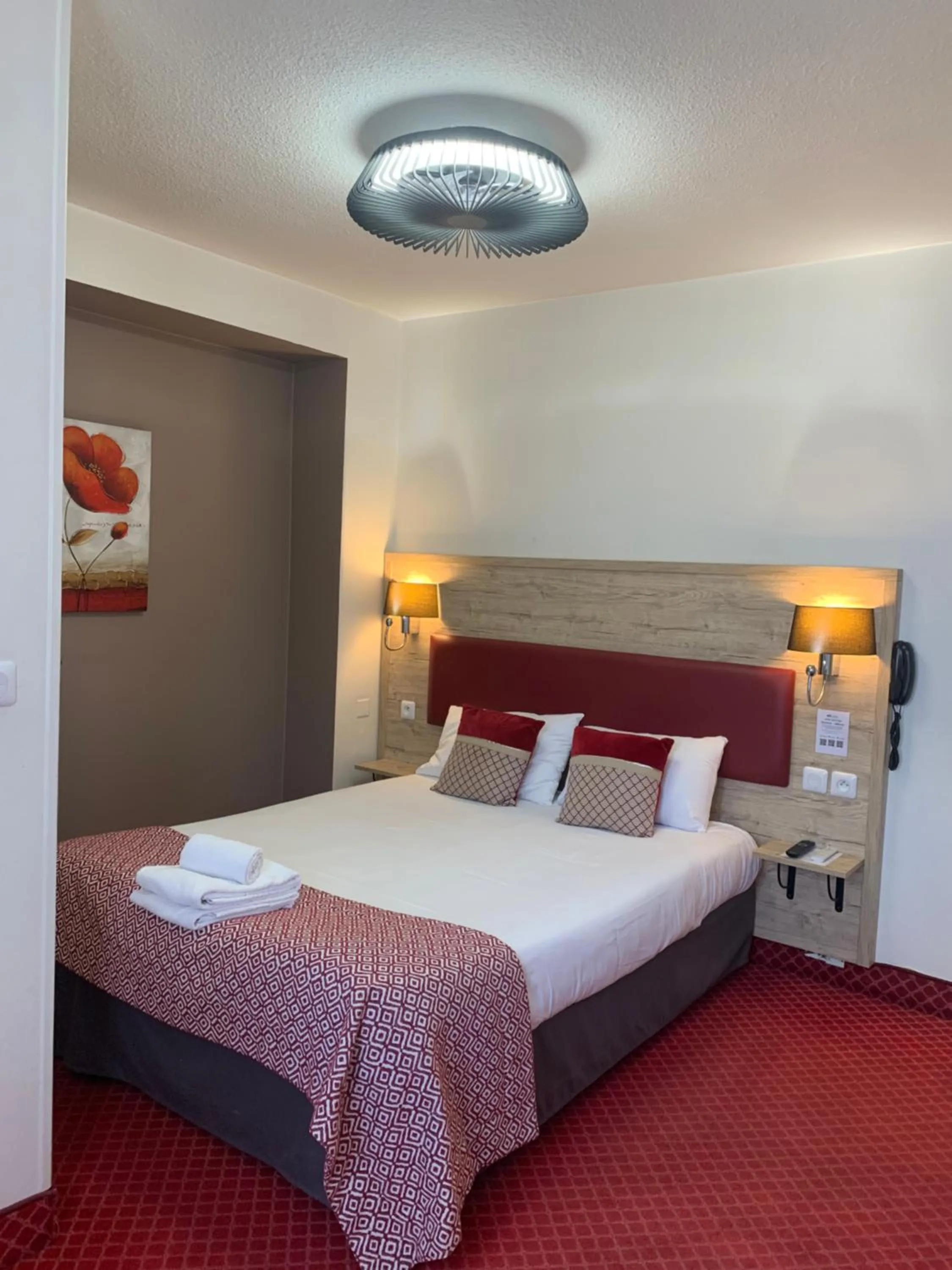 Bed in Brit Hotel Bleu Nuit