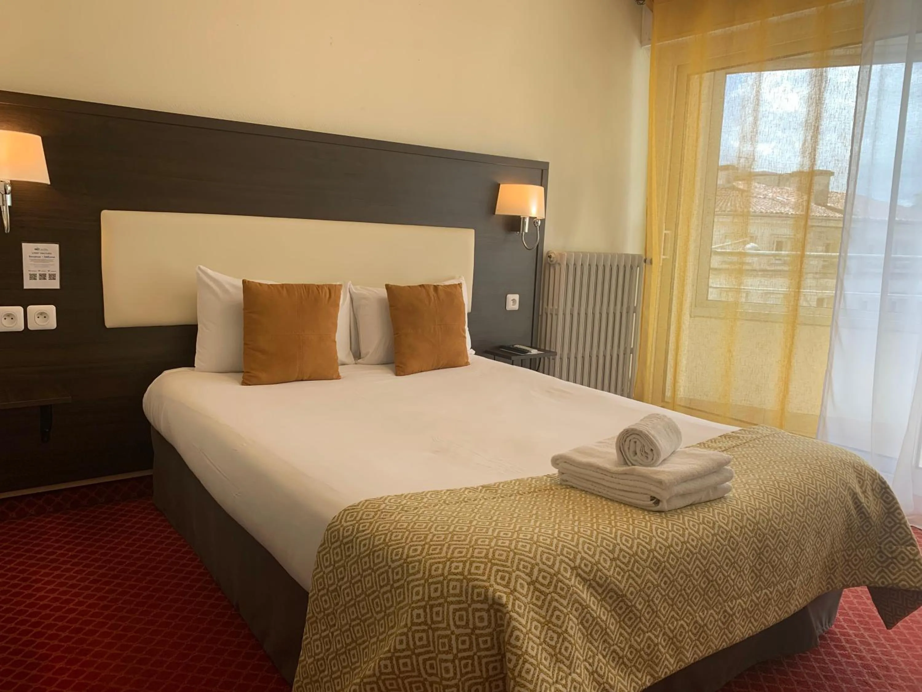 Bed in Brit Hotel Bleu Nuit