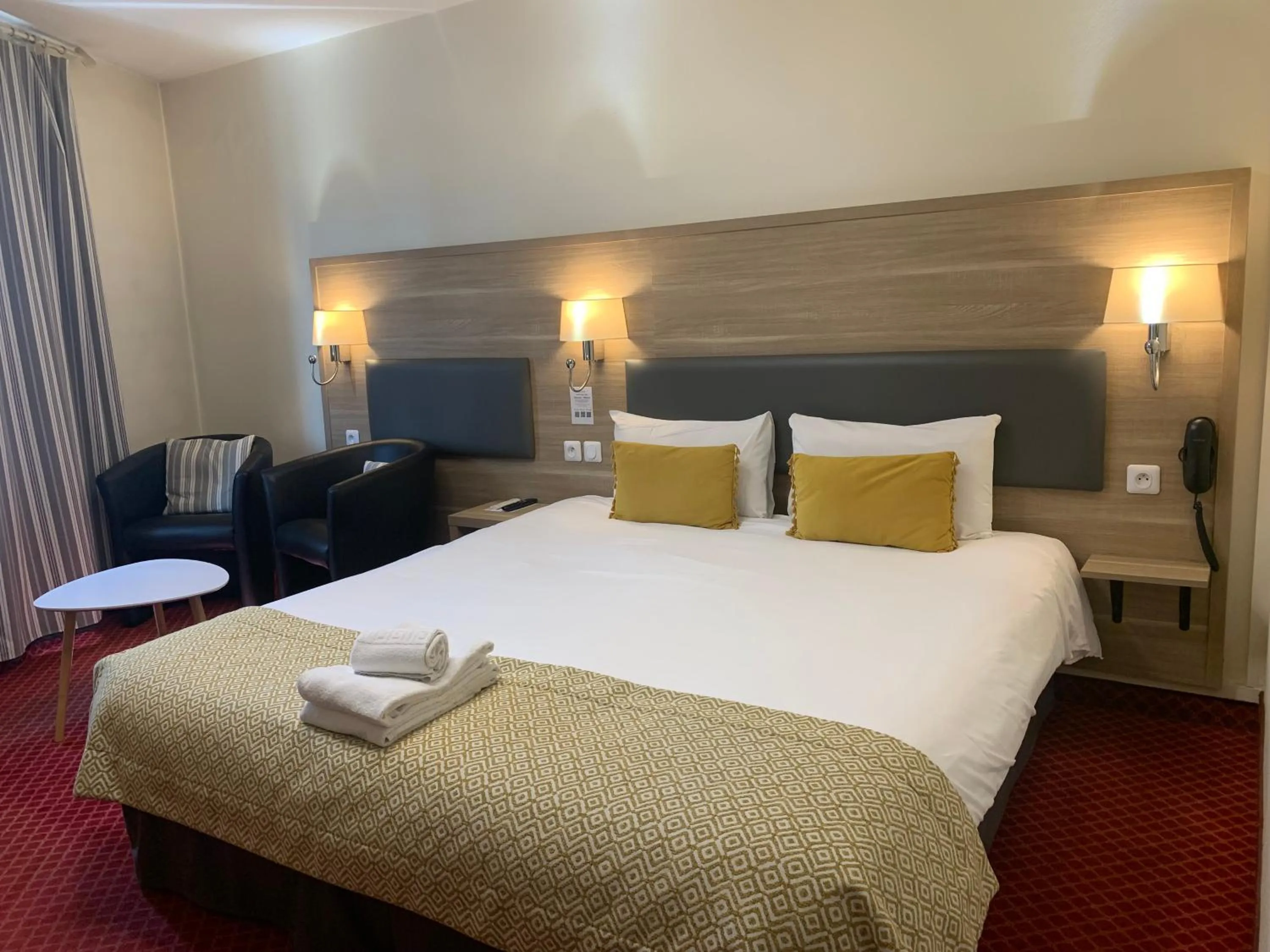 Bed in Brit Hotel Bleu Nuit