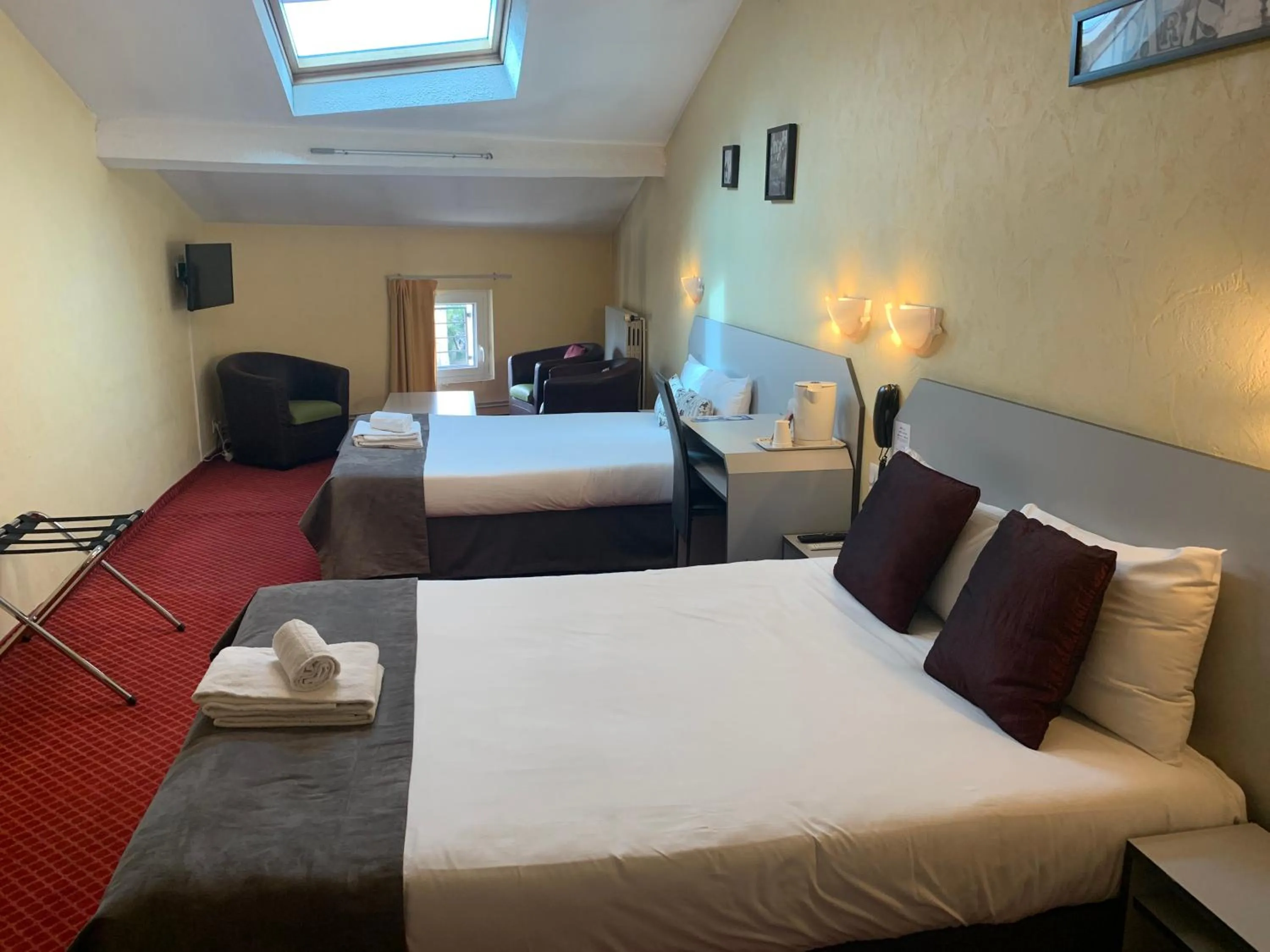 Bed in Brit Hotel Bleu Nuit