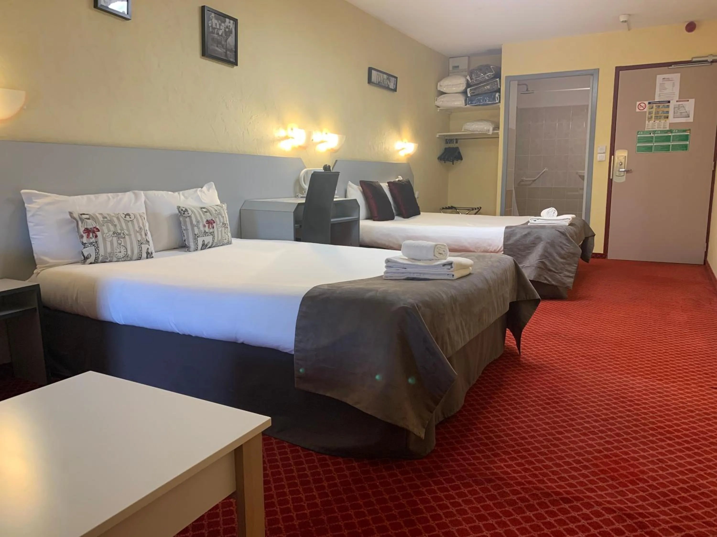 Bed in Brit Hotel Bleu Nuit