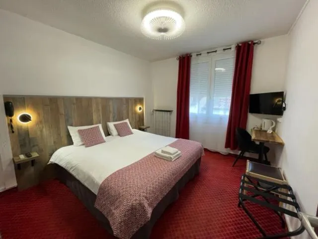 Bed in Brit Hotel Bleu Nuit