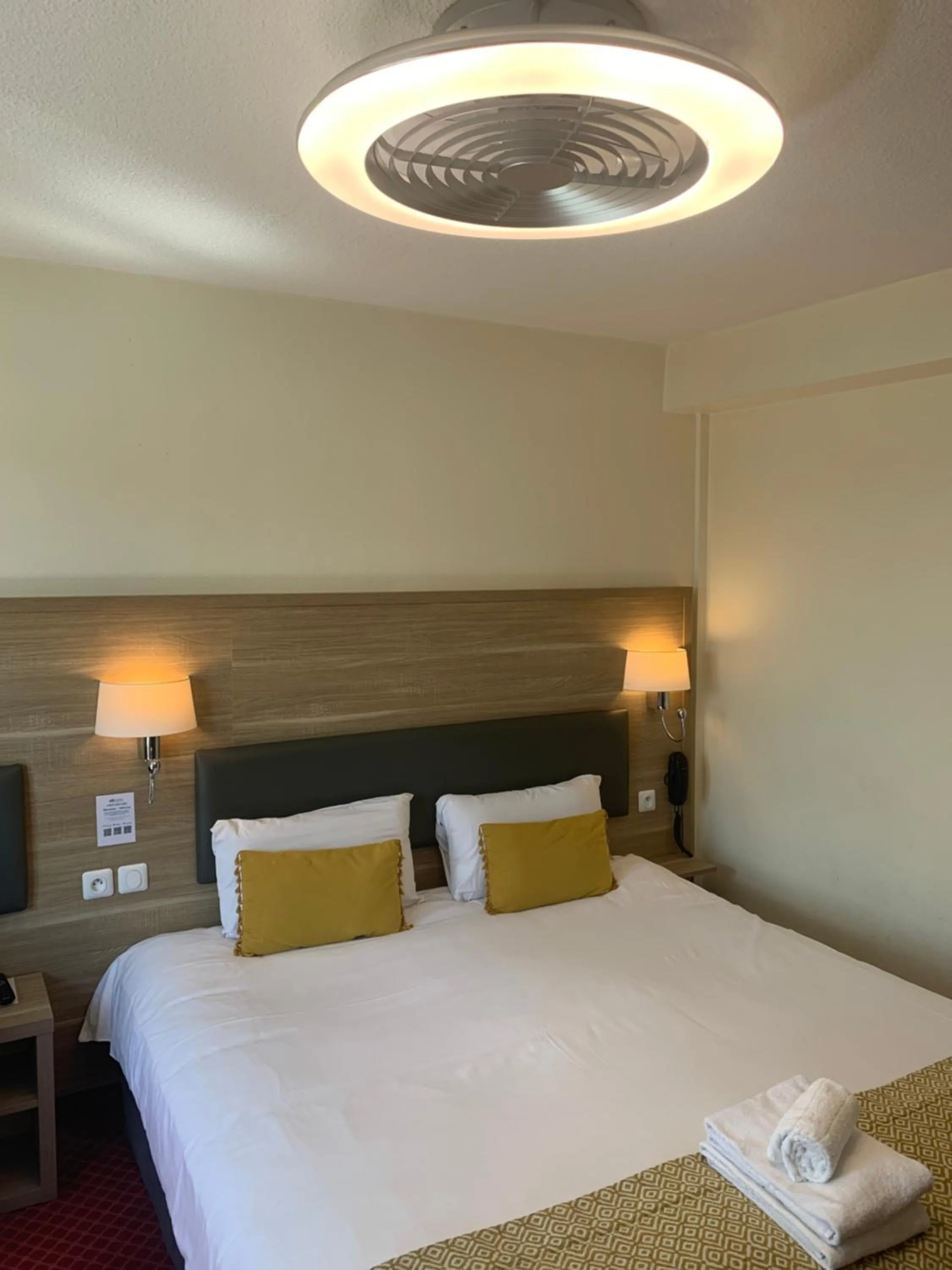 Bed in Brit Hotel Bleu Nuit