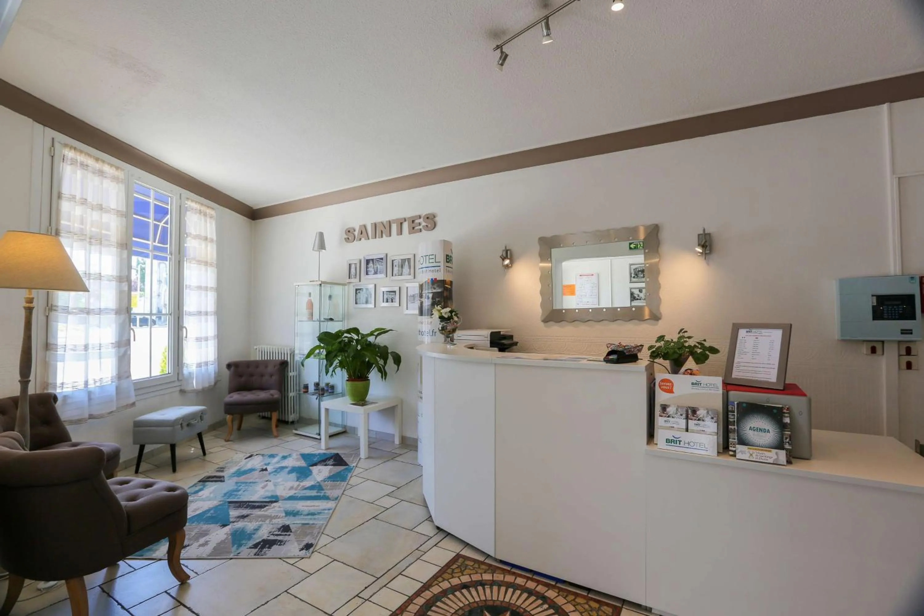 Lobby or reception in Brit Hotel Bleu Nuit