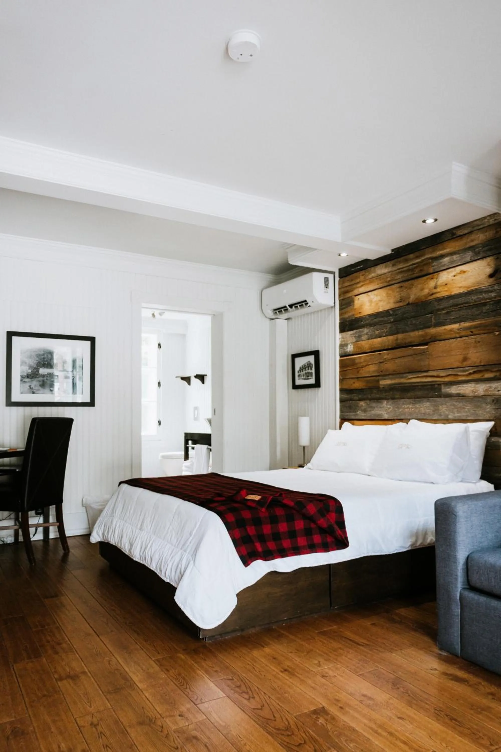 Photo of the whole room, Bed in Village Historique de Val-Jalbert
