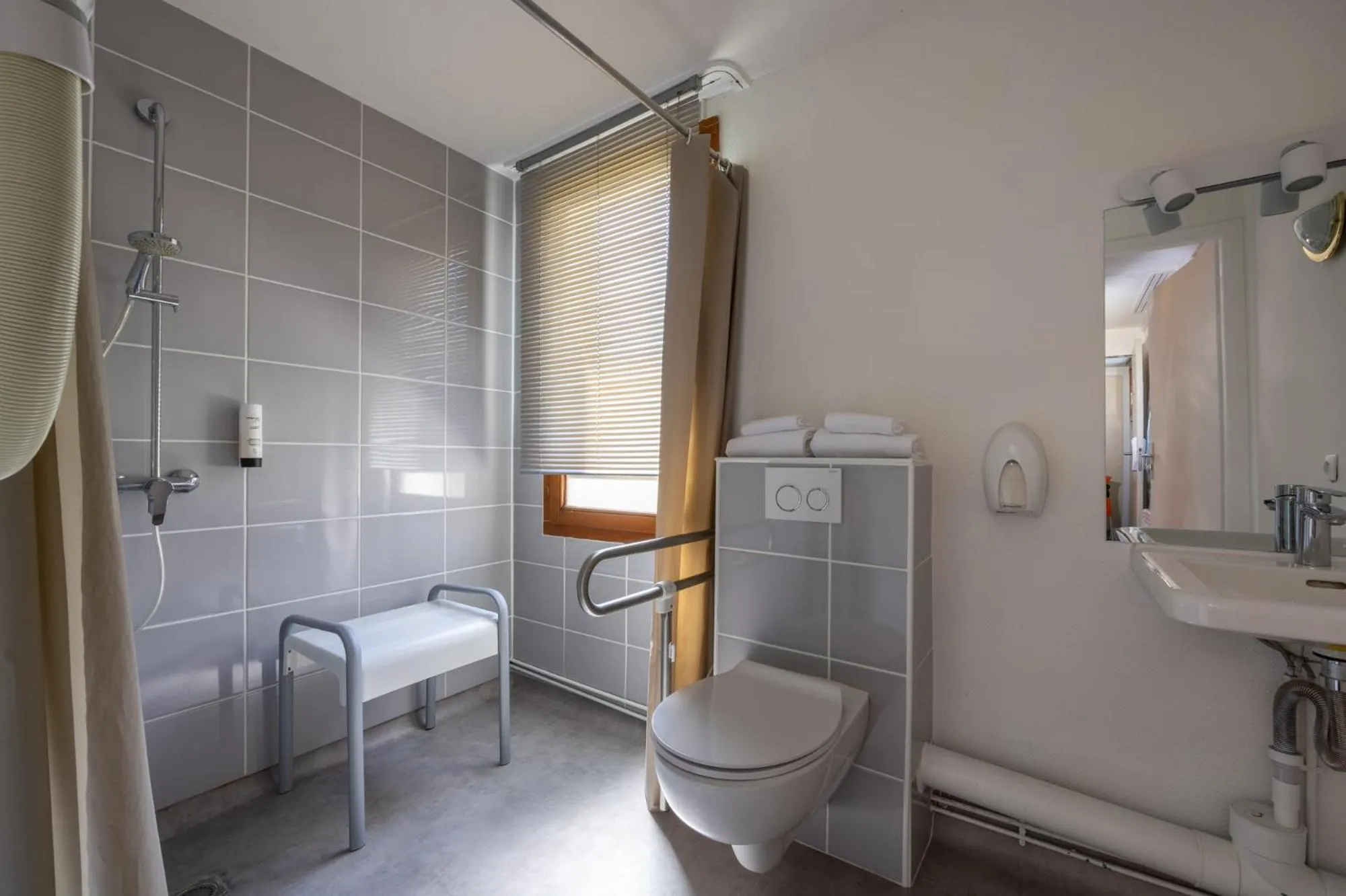 Shower in The Originals City, Hôtel Mâcon Sud