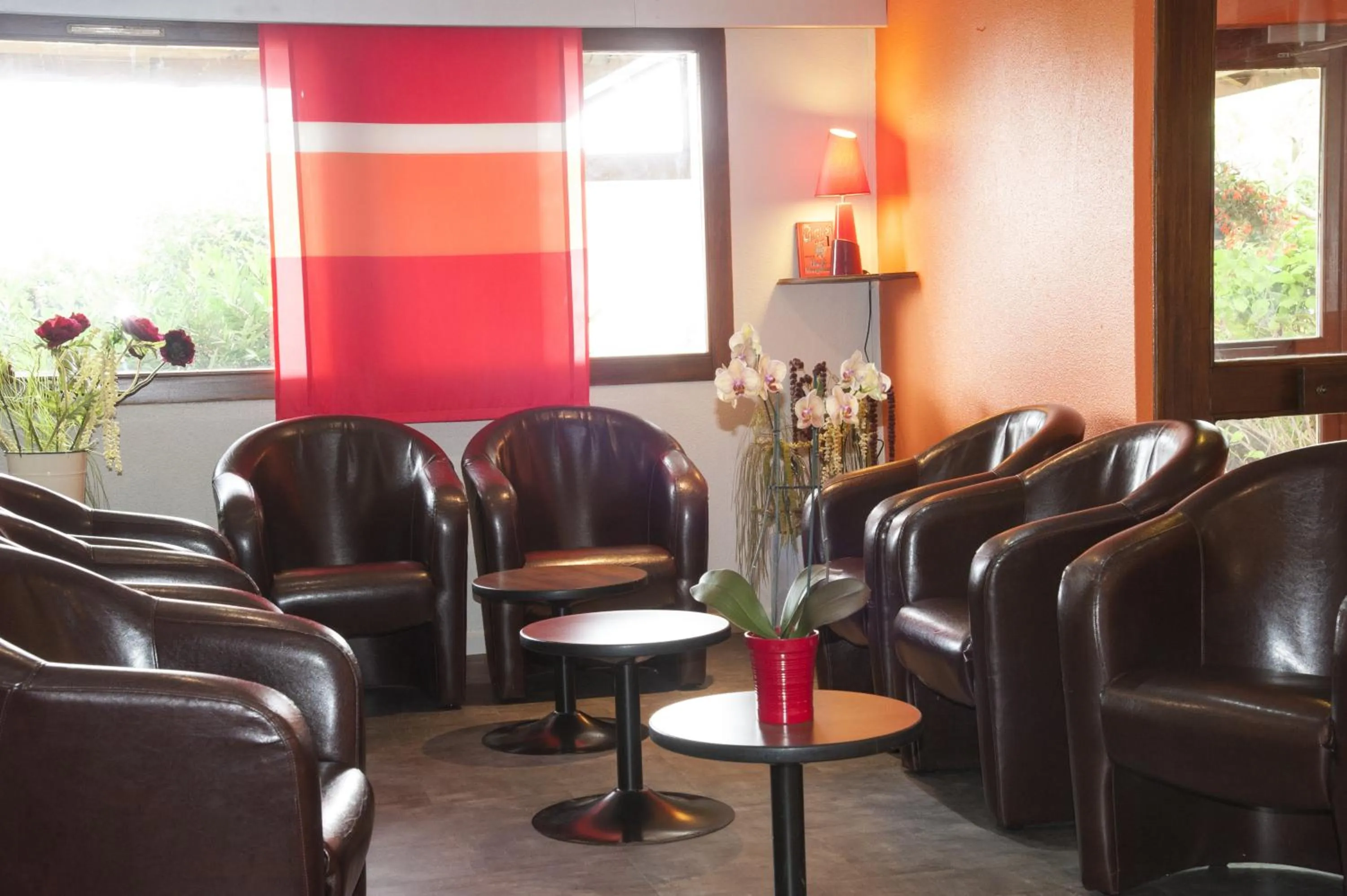 Communal lounge/ TV room in The Originals City, Hôtel Mâcon Sud