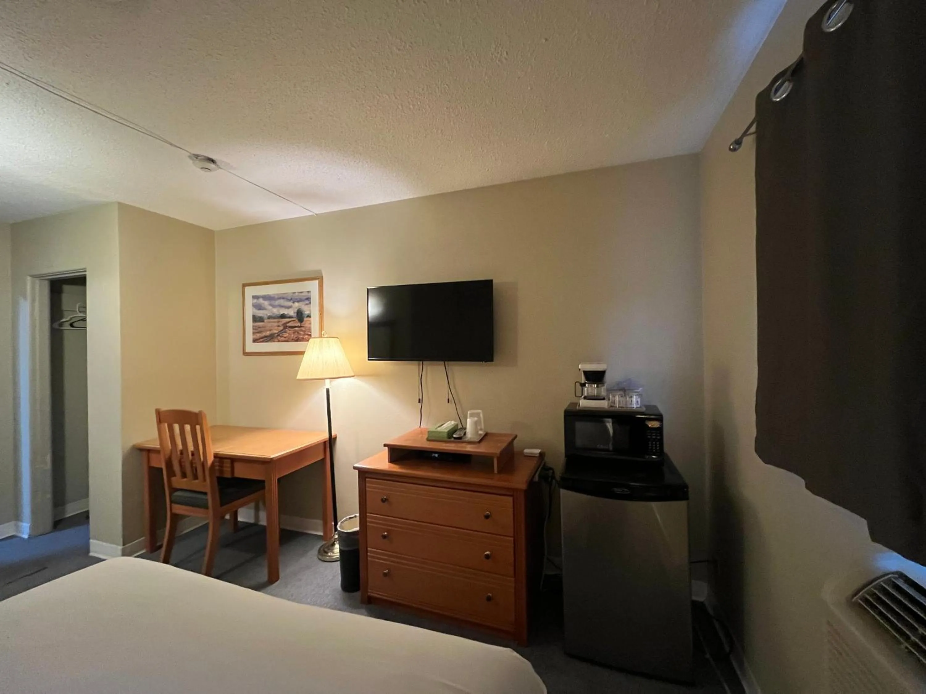 Bedroom, Bed in Wells Gray Inn