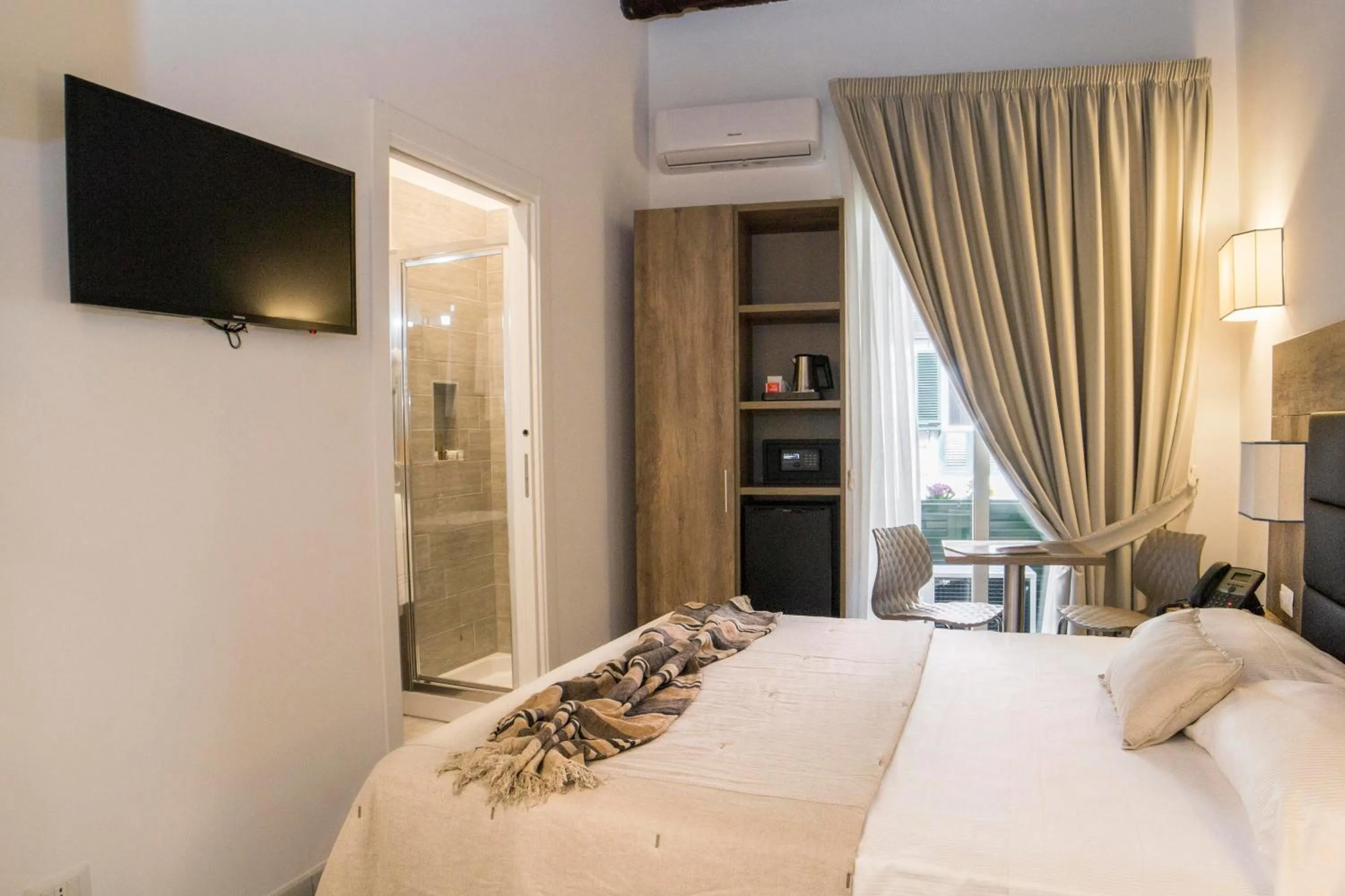 Photo of the whole room, Bed in Morelli suite