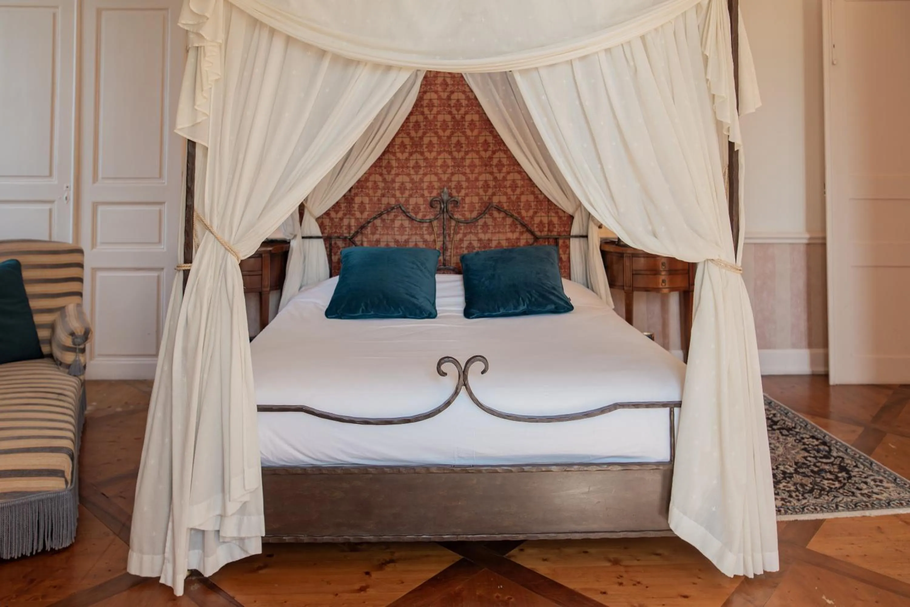 Bedroom, Bed in Château des Comtes de Challes